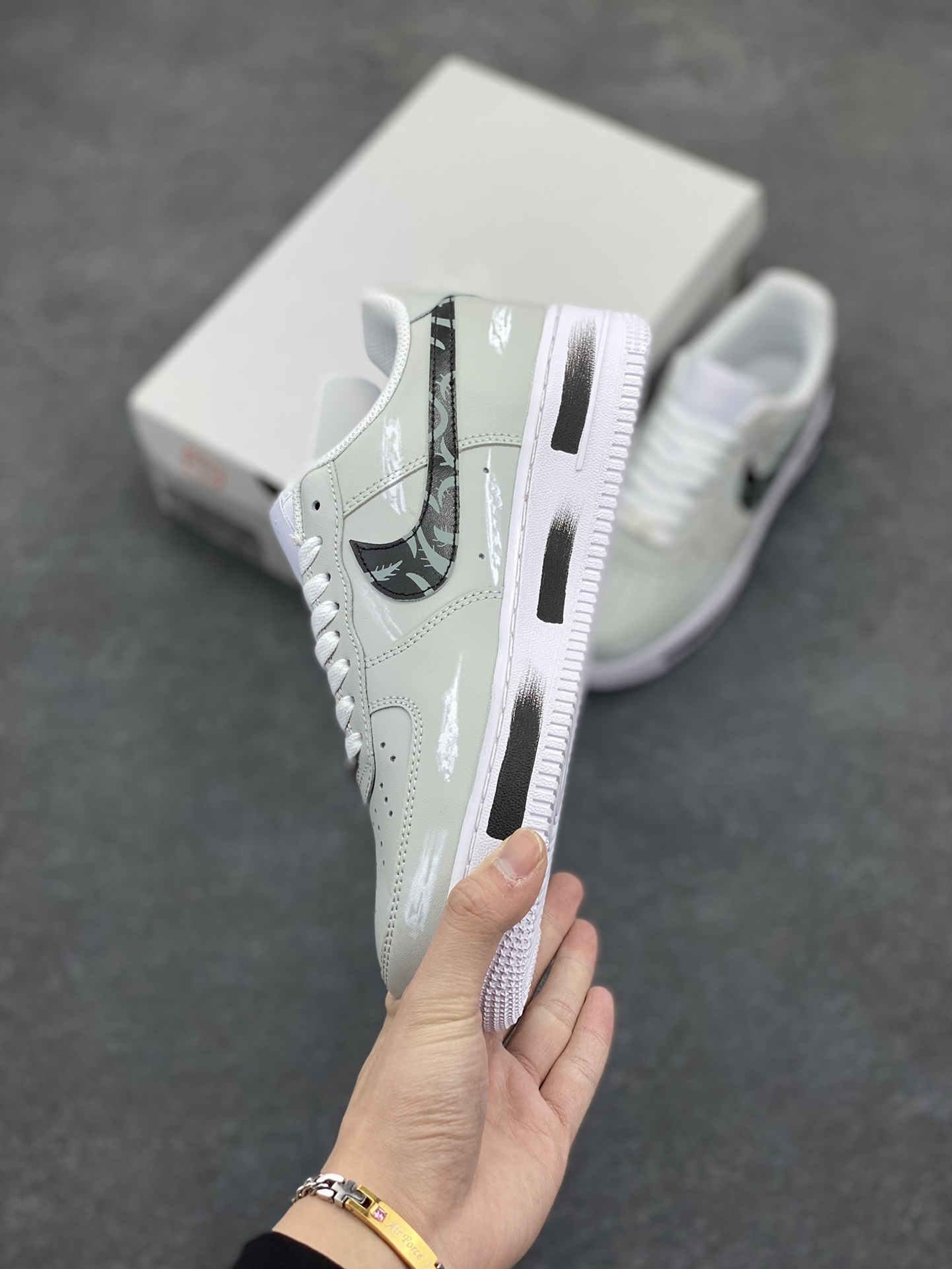 图片[3]-Nike Air Force 1 Low ’07 暗影骑士 灰白黑 配色 空军一号低帮休闲板鞋 原厂定制皮料 定制鞋盒 原楦原纸板 纯正版型 正品NFC感应芯片 高清洁度 内置全掌气垫 货号：CW2288-111 尺码：36 36.5 37.5 38 38.5 39 40 40.5 41 42 42.5 43 44 44.5 45-选品中心