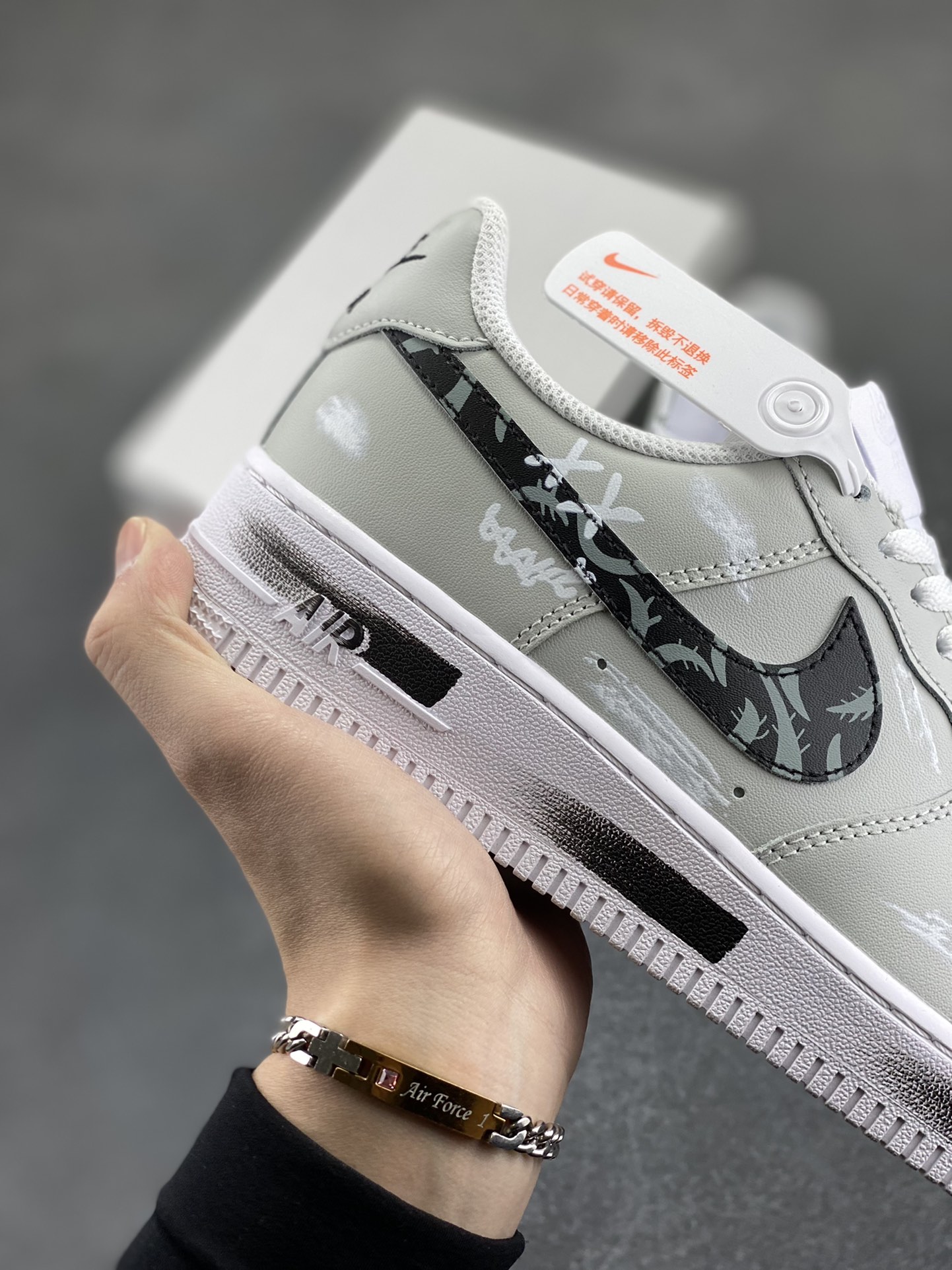 图片[6]-Nike Air Force 1 Low ’07 暗影骑士 灰白黑 配色 空军一号低帮休闲板鞋 原厂定制皮料 定制鞋盒 原楦原纸板 纯正版型 正品NFC感应芯片 高清洁度 内置全掌气垫 货号：CW2288-111 尺码：36 36.5 37.5 38 38.5 39 40 40.5 41 42 42.5 43 44 44.5 45-选品中心