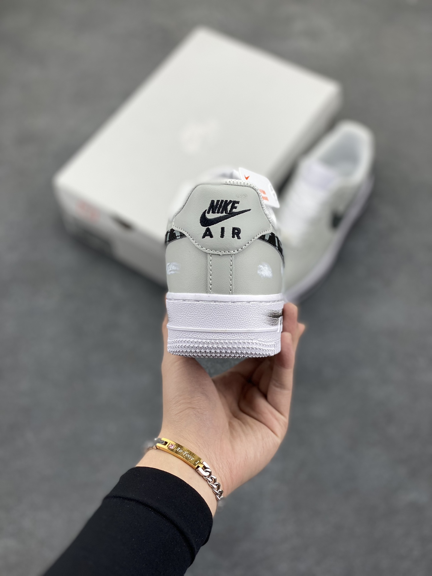 图片[4]-Nike Air Force 1 Low ’07 暗影骑士 灰白黑 配色 空军一号低帮休闲板鞋 原厂定制皮料 定制鞋盒 原楦原纸板 纯正版型 正品NFC感应芯片 高清洁度 内置全掌气垫 货号：CW2288-111 尺码：36 36.5 37.5 38 38.5 39 40 40.5 41 42 42.5 43 44 44.5 45-选品中心