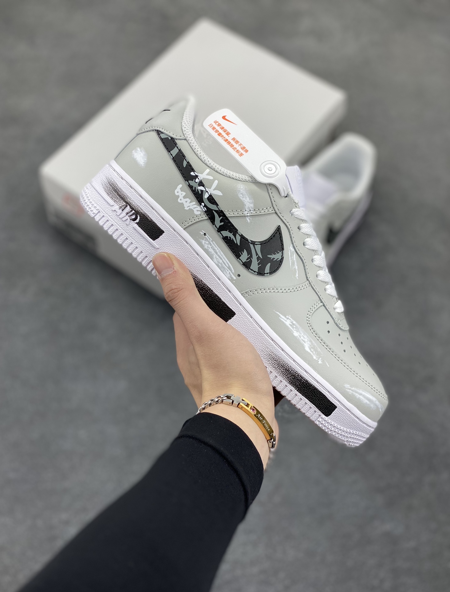 Nike Air Force 1 Low ’07 暗影骑士 灰白黑 配色 空军一号低帮休闲板鞋 原厂定制皮料 定制鞋盒 原楦原纸板 纯正版型 正品NFC感应芯片 高清洁度 内置全掌气垫 货号：CW2288-111 尺码：36 36.5 37.5 38 38.5 39 40 40.5 41 42 42.5 43 44 44.5 45-选品中心