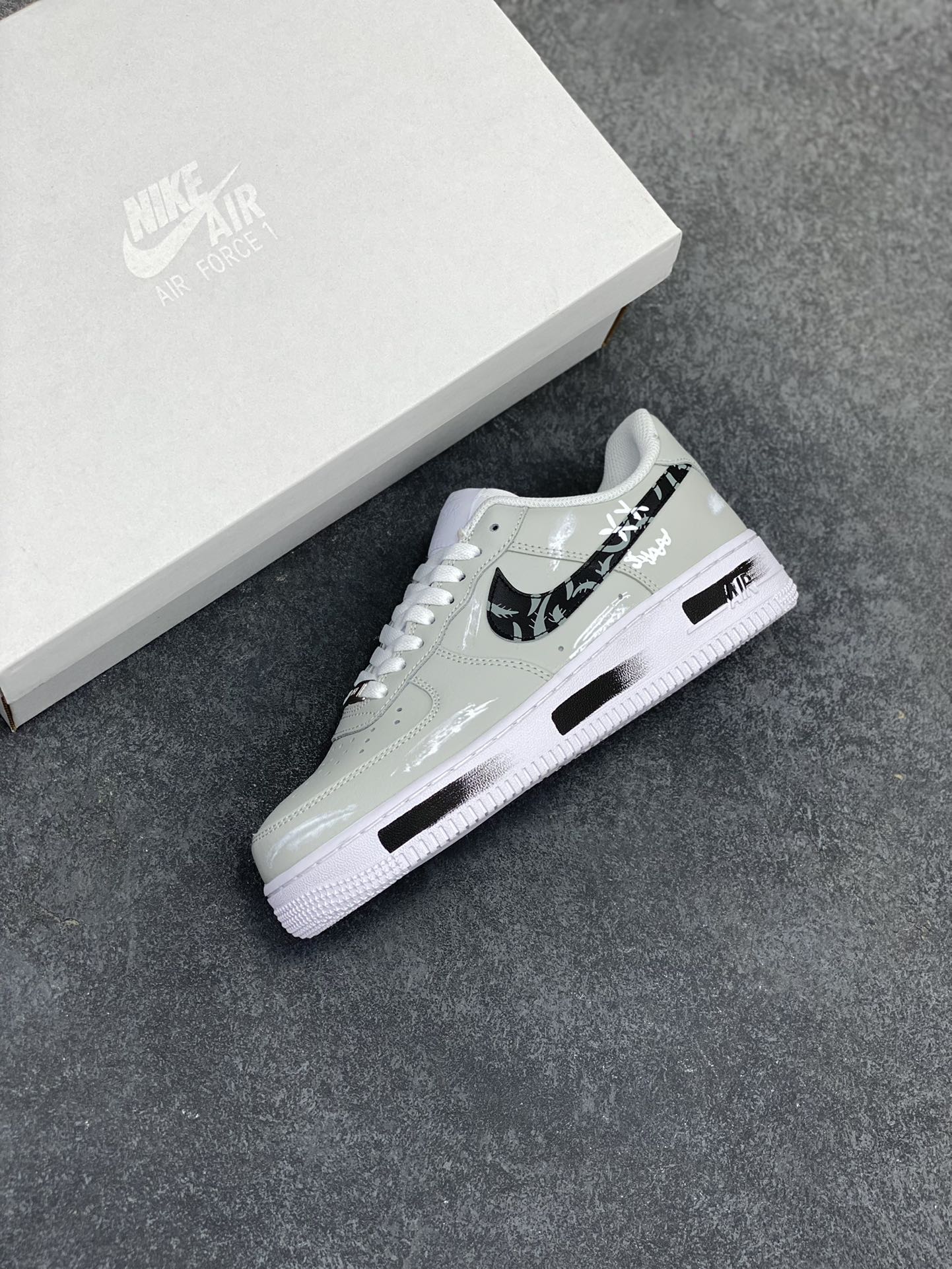 图片[7]-Nike Air Force 1 Low ’07 暗影骑士 灰白黑 配色 空军一号低帮休闲板鞋 原厂定制皮料 定制鞋盒 原楦原纸板 纯正版型 正品NFC感应芯片 高清洁度 内置全掌气垫 货号：CW2288-111 尺码：36 36.5 37.5 38 38.5 39 40 40.5 41 42 42.5 43 44 44.5 45-选品中心