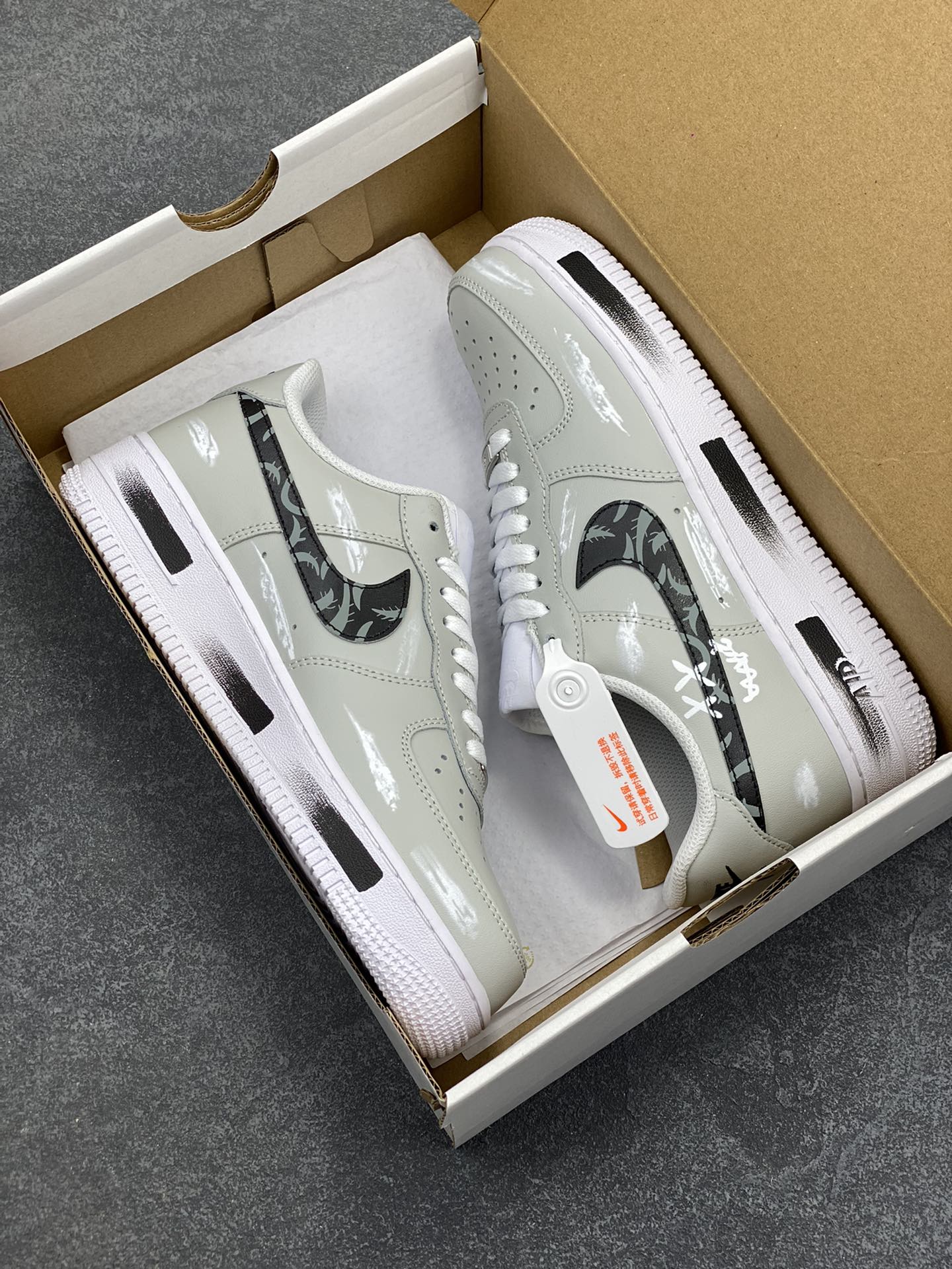 图片[9]-Nike Air Force 1 Low ’07 暗影骑士 灰白黑 配色 空军一号低帮休闲板鞋 原厂定制皮料 定制鞋盒 原楦原纸板 纯正版型 正品NFC感应芯片 高清洁度 内置全掌气垫 货号：CW2288-111 尺码：36 36.5 37.5 38 38.5 39 40 40.5 41 42 42.5 43 44 44.5 45-选品中心