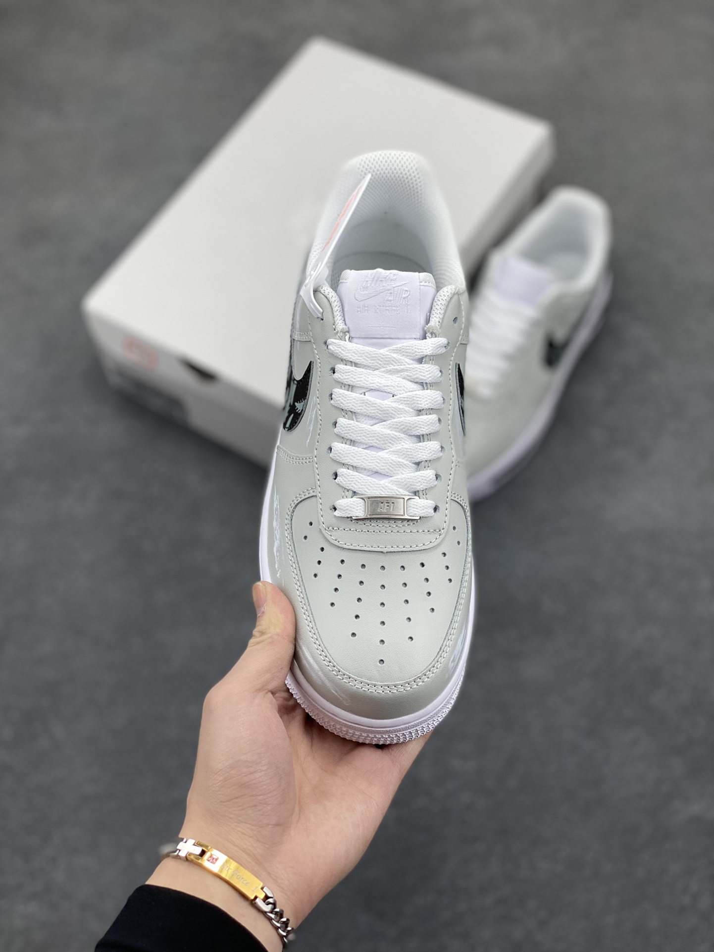 图片[2]-Nike Air Force 1 Low ’07 暗影骑士 灰白黑 配色 空军一号低帮休闲板鞋 原厂定制皮料 定制鞋盒 原楦原纸板 纯正版型 正品NFC感应芯片 高清洁度 内置全掌气垫 货号：CW2288-111 尺码：36 36.5 37.5 38 38.5 39 40 40.5 41 42 42.5 43 44 44.5 45-选品中心