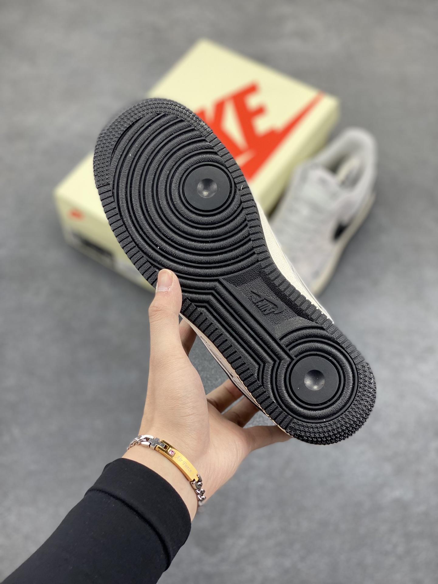 图片[5]-NIke Air Force 1 \’07 Low “斯图西联名——猪八银边黑勾”空军一号 低帮 运动鞋 休闲鞋 折边针车 工艺难度大 原楦头原纸板 原装鞋盒 定制五金配件 内置全掌气垫 原厂鞋底 货号：XZ6188-912 尺码：36 36.5 37.5 38 38.5 39 40 40.5 41 42 42.5 43 44 44.5 45-选品中心