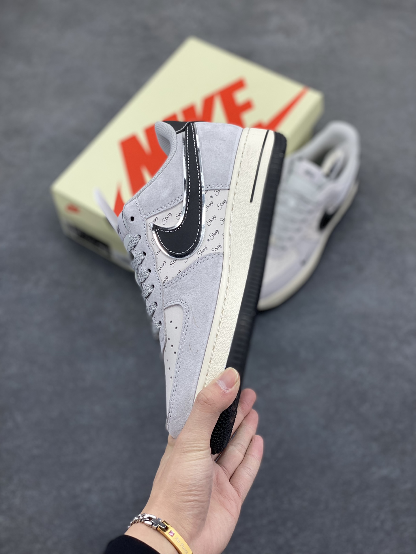 图片[3]-NIke Air Force 1 \’07 Low “斯图西联名——猪八银边黑勾”空军一号 低帮 运动鞋 休闲鞋 折边针车 工艺难度大 原楦头原纸板 原装鞋盒 定制五金配件 内置全掌气垫 原厂鞋底 货号：XZ6188-912 尺码：36 36.5 37.5 38 38.5 39 40 40.5 41 42 42.5 43 44 44.5 45-选品中心