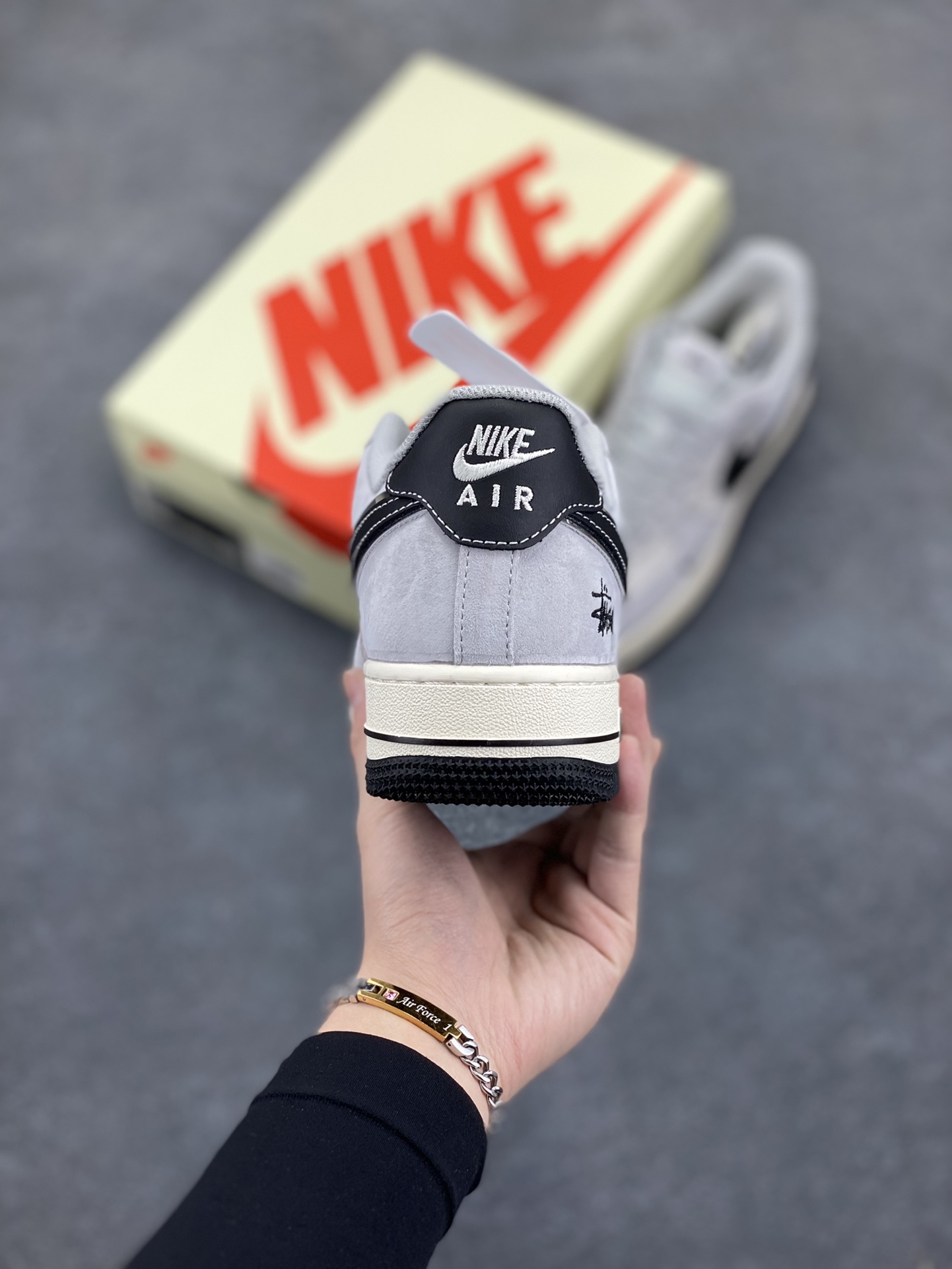 图片[4]-NIke Air Force 1 \’07 Low “斯图西联名——猪八银边黑勾”空军一号 低帮 运动鞋 休闲鞋 折边针车 工艺难度大 原楦头原纸板 原装鞋盒 定制五金配件 内置全掌气垫 原厂鞋底 货号：XZ6188-912 尺码：36 36.5 37.5 38 38.5 39 40 40.5 41 42 42.5 43 44 44.5 45-选品中心