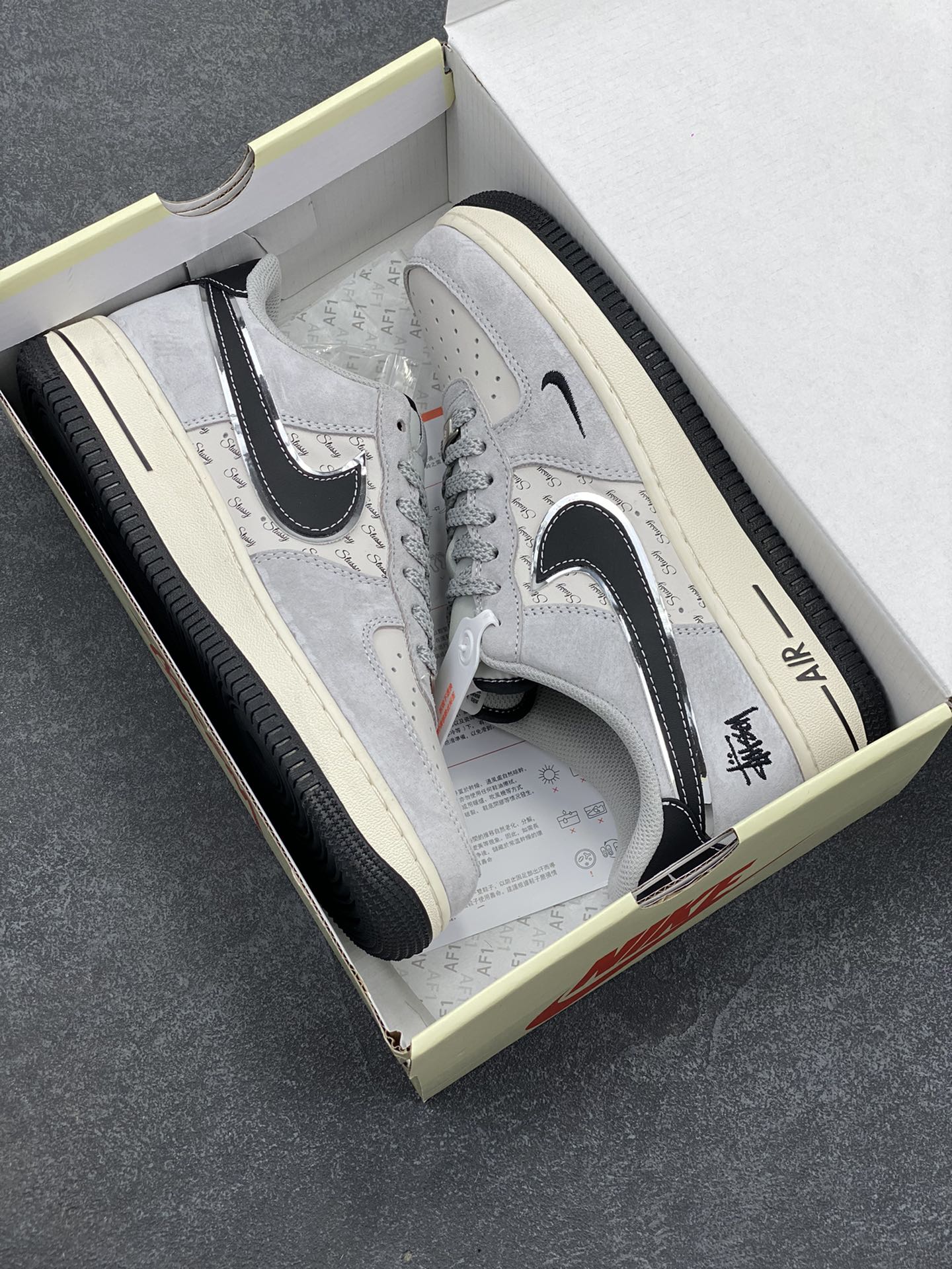 图片[9]-NIke Air Force 1 \’07 Low “斯图西联名——猪八银边黑勾”空军一号 低帮 运动鞋 休闲鞋 折边针车 工艺难度大 原楦头原纸板 原装鞋盒 定制五金配件 内置全掌气垫 原厂鞋底 货号：XZ6188-912 尺码：36 36.5 37.5 38 38.5 39 40 40.5 41 42 42.5 43 44 44.5 45-选品中心