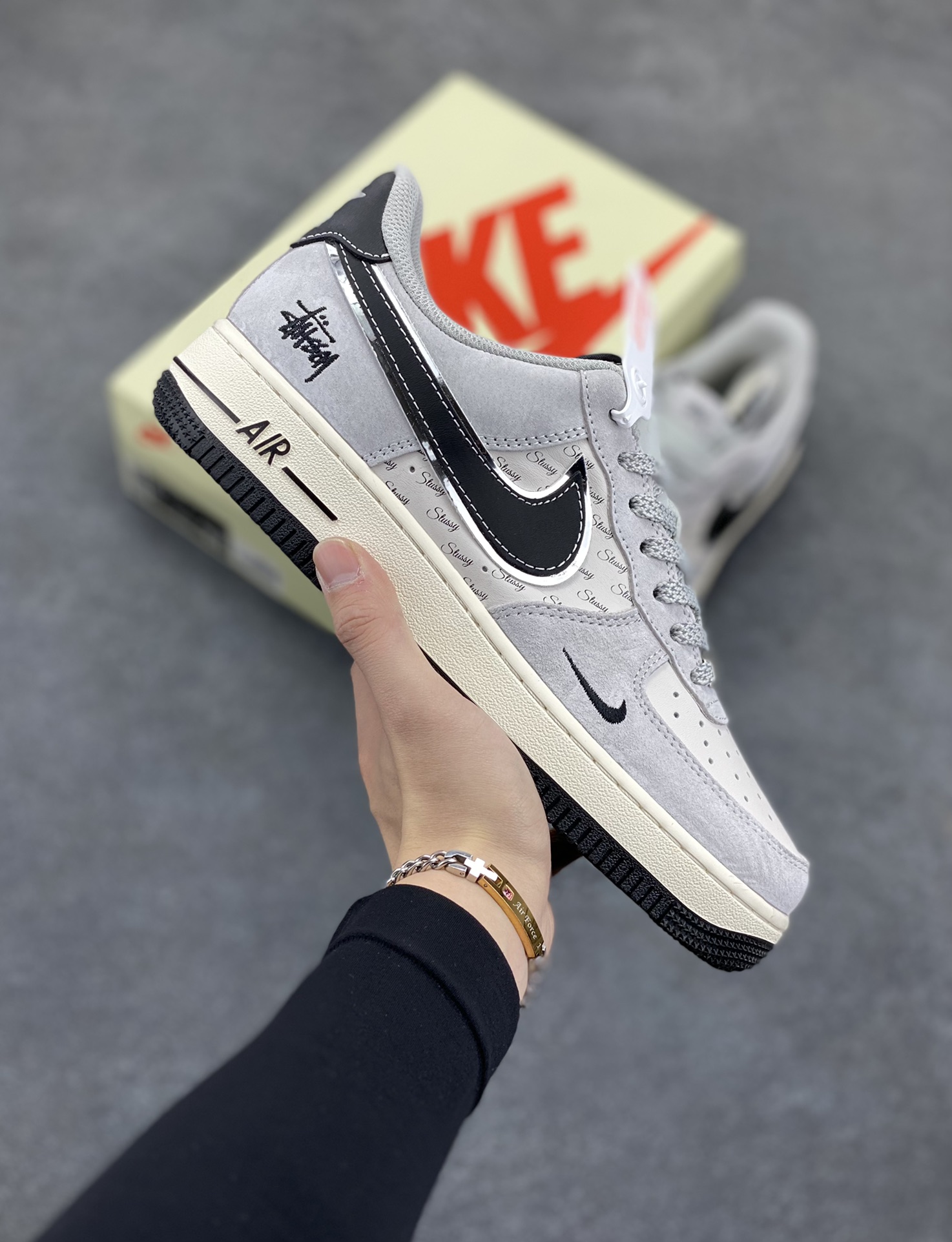 NIke Air Force 1 \’07 Low “斯图西联名——猪八银边黑勾”空军一号 低帮 运动鞋 休闲鞋 折边针车 工艺难度大 原楦头原纸板 原装鞋盒 定制五金配件 内置全掌气垫 原厂鞋底 货号：XZ6188-912 尺码：36 36.5 37.5 38 38.5 39 40 40.5 41 42 42.5 43 44 44.5 45-选品中心