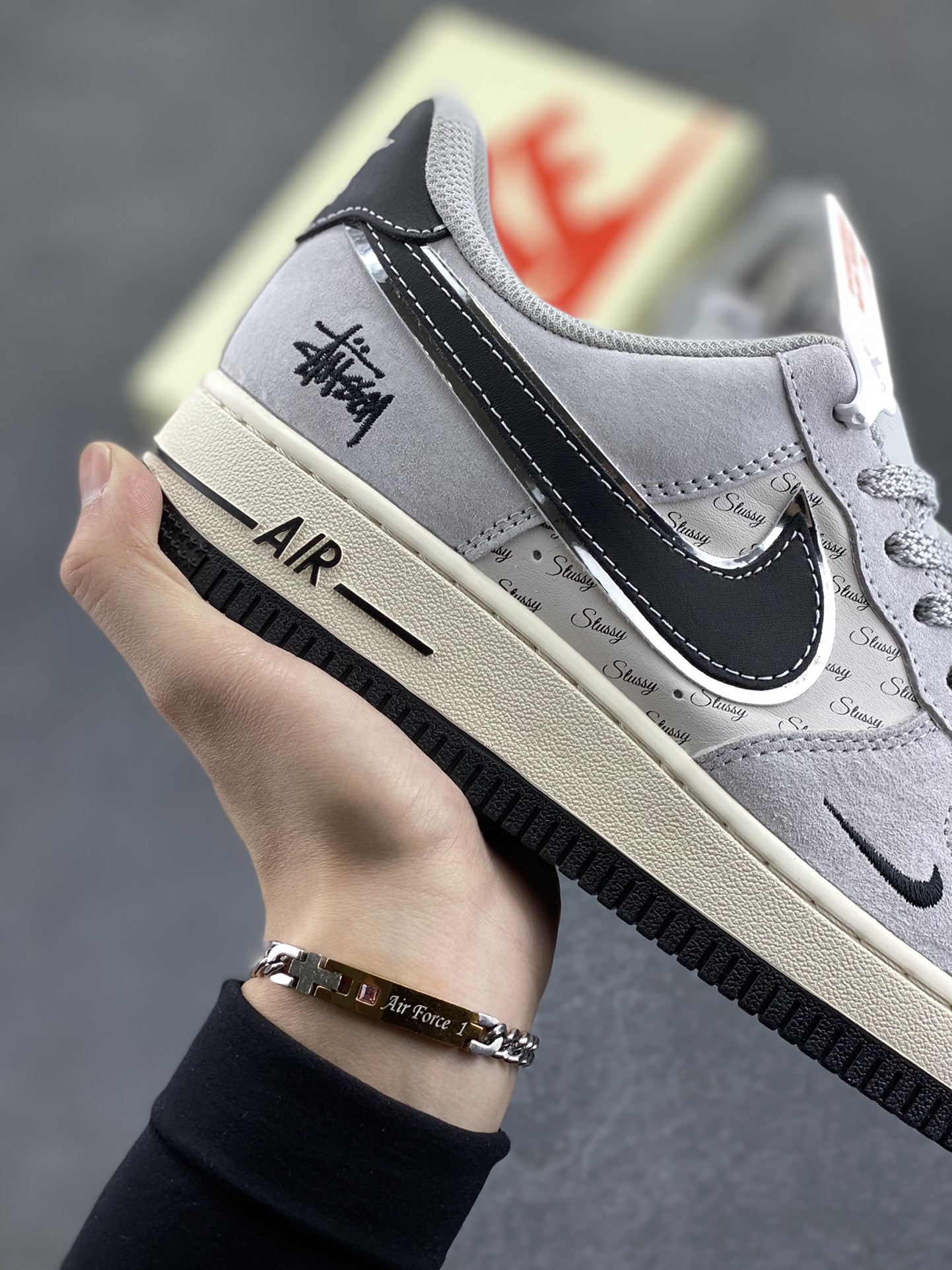 图片[6]-NIke Air Force 1 \’07 Low “斯图西联名——猪八银边黑勾”空军一号 低帮 运动鞋 休闲鞋 折边针车 工艺难度大 原楦头原纸板 原装鞋盒 定制五金配件 内置全掌气垫 原厂鞋底 货号：XZ6188-912 尺码：36 36.5 37.5 38 38.5 39 40 40.5 41 42 42.5 43 44 44.5 45-选品中心