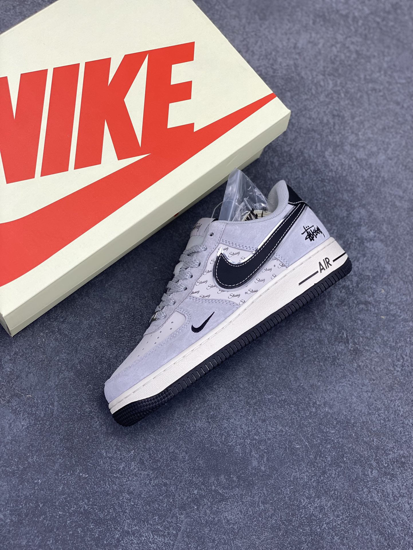 图片[7]-NIke Air Force 1 \’07 Low “斯图西联名——猪八银边黑勾”空军一号 低帮 运动鞋 休闲鞋 折边针车 工艺难度大 原楦头原纸板 原装鞋盒 定制五金配件 内置全掌气垫 原厂鞋底 货号：XZ6188-912 尺码：36 36.5 37.5 38 38.5 39 40 40.5 41 42 42.5 43 44 44.5 45-选品中心