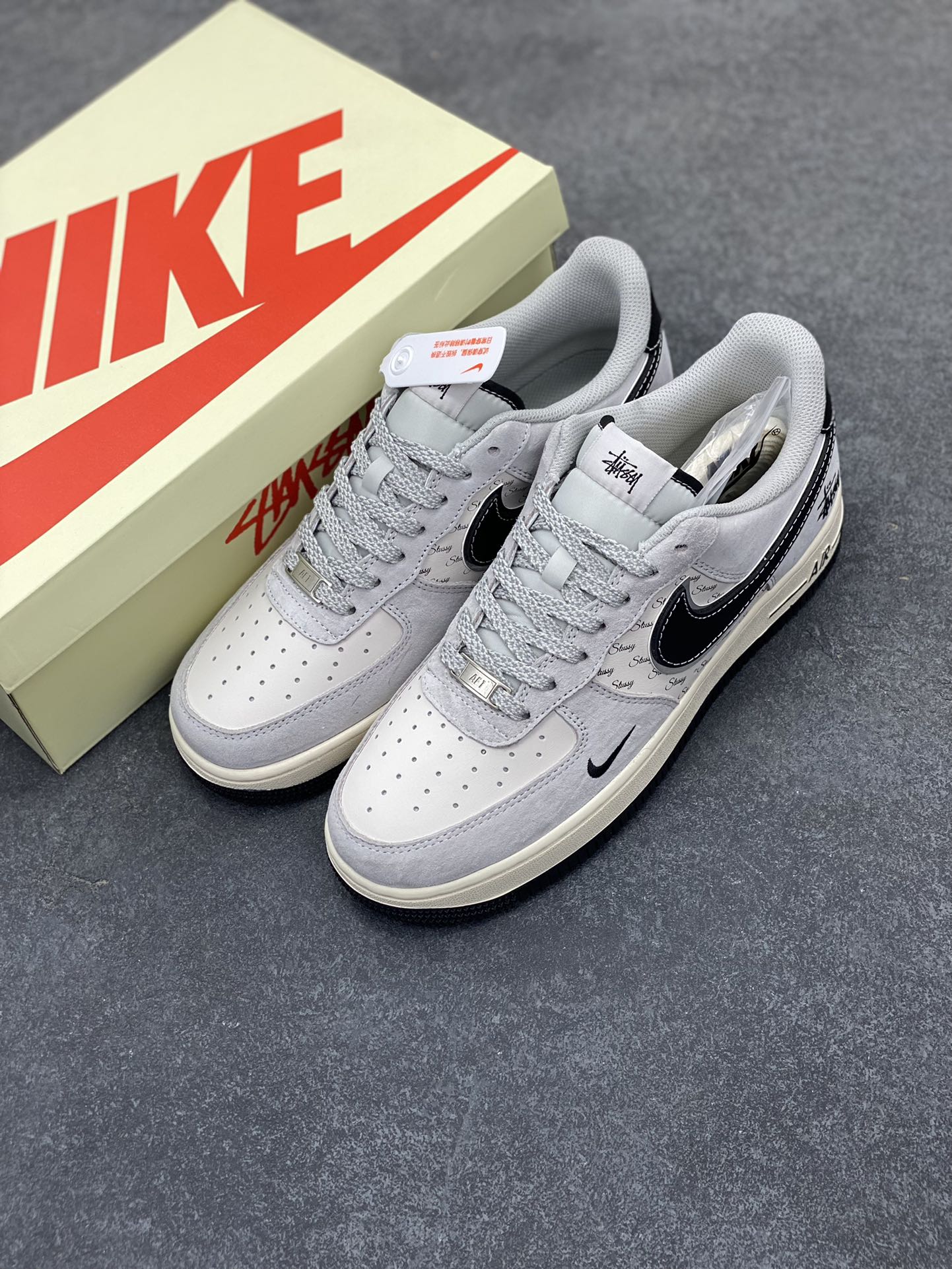 图片[8]-NIke Air Force 1 \’07 Low “斯图西联名——猪八银边黑勾”空军一号 低帮 运动鞋 休闲鞋 折边针车 工艺难度大 原楦头原纸板 原装鞋盒 定制五金配件 内置全掌气垫 原厂鞋底 货号：XZ6188-912 尺码：36 36.5 37.5 38 38.5 39 40 40.5 41 42 42.5 43 44 44.5 45-选品中心