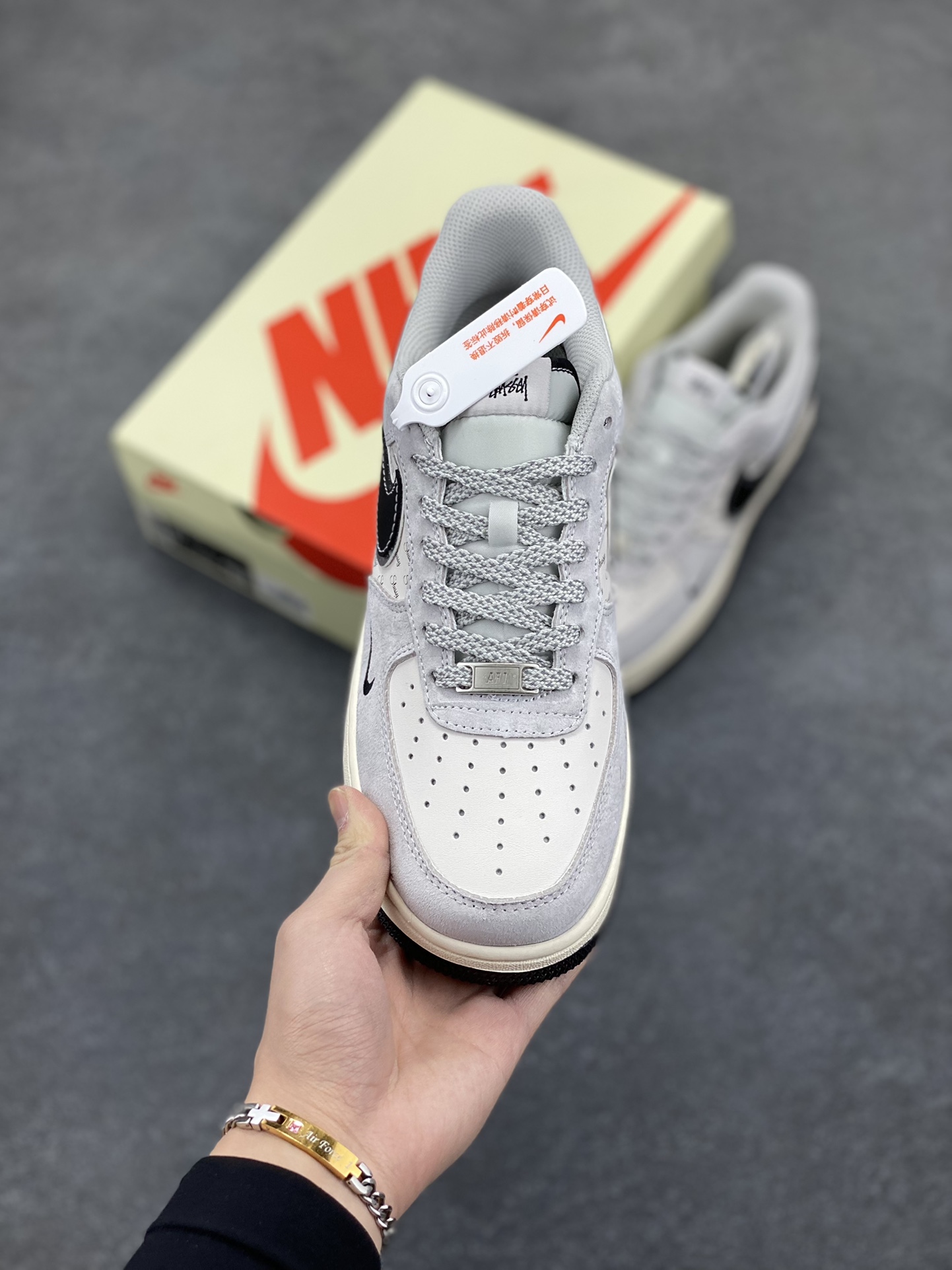 图片[2]-NIke Air Force 1 \’07 Low “斯图西联名——猪八银边黑勾”空军一号 低帮 运动鞋 休闲鞋 折边针车 工艺难度大 原楦头原纸板 原装鞋盒 定制五金配件 内置全掌气垫 原厂鞋底 货号：XZ6188-912 尺码：36 36.5 37.5 38 38.5 39 40 40.5 41 42 42.5 43 44 44.5 45-选品中心