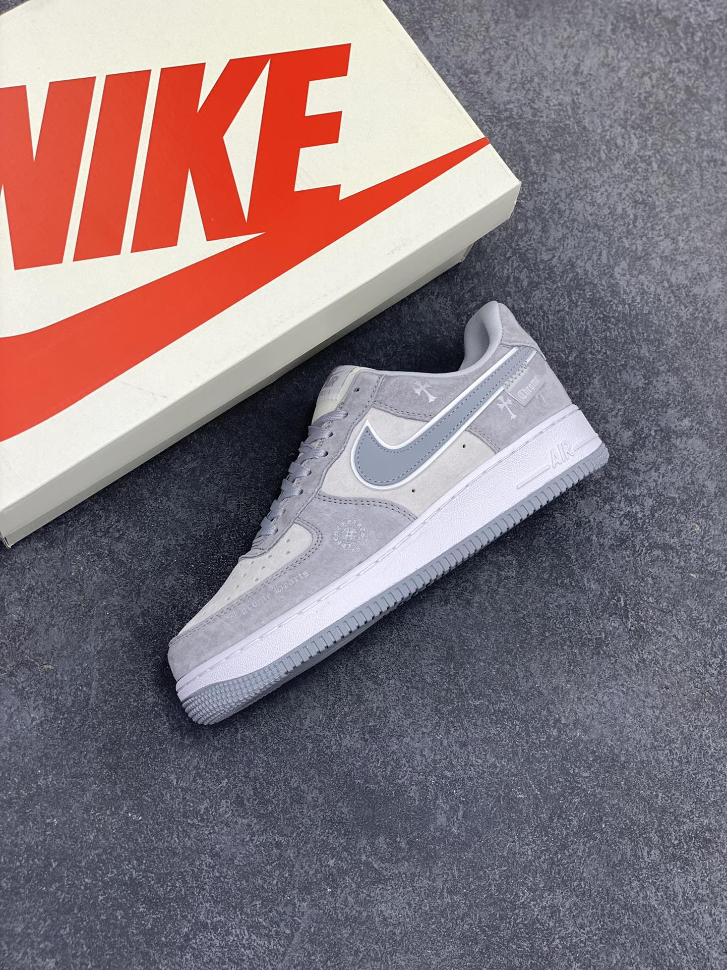 图片[7]-NIke Air Force 1 \’07 Low “克罗心联名——银灰猪八”空军一号 低帮 运动鞋 休闲鞋 折边针车 工艺难度大 原楦头原纸板 原装鞋盒 定制五金配件 内置全掌气垫 原厂鞋底 货号：FZ0188-032 尺码：36 36.5 37.5 38 38.5 39 40 40.5 41 42 42.5 43 44 44.5 45-选品中心