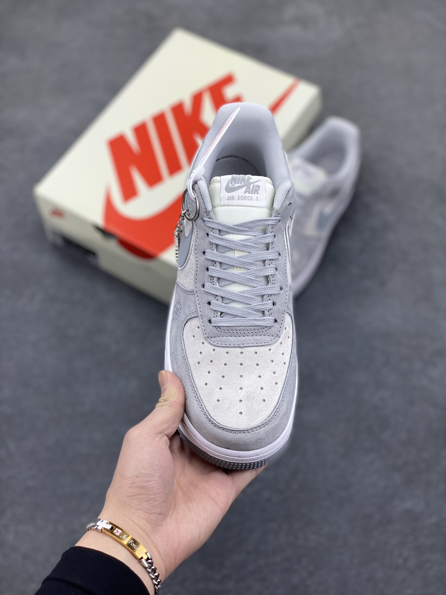 图片[2]-NIke Air Force 1 \’07 Low “克罗心联名——银灰猪八”空军一号 低帮 运动鞋 休闲鞋 折边针车 工艺难度大 原楦头原纸板 原装鞋盒 定制五金配件 内置全掌气垫 原厂鞋底 货号：FZ0188-032 尺码：36 36.5 37.5 38 38.5 39 40 40.5 41 42 42.5 43 44 44.5 45-选品中心