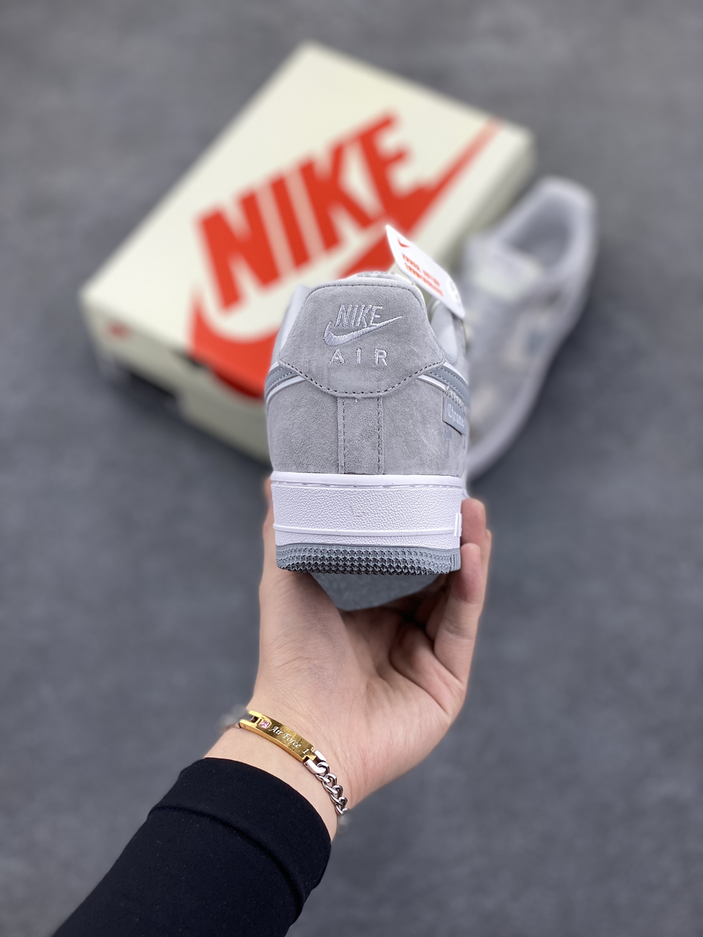图片[4]-NIke Air Force 1 \’07 Low “克罗心联名——银灰猪八”空军一号 低帮 运动鞋 休闲鞋 折边针车 工艺难度大 原楦头原纸板 原装鞋盒 定制五金配件 内置全掌气垫 原厂鞋底 货号：FZ0188-032 尺码：36 36.5 37.5 38 38.5 39 40 40.5 41 42 42.5 43 44 44.5 45-选品中心