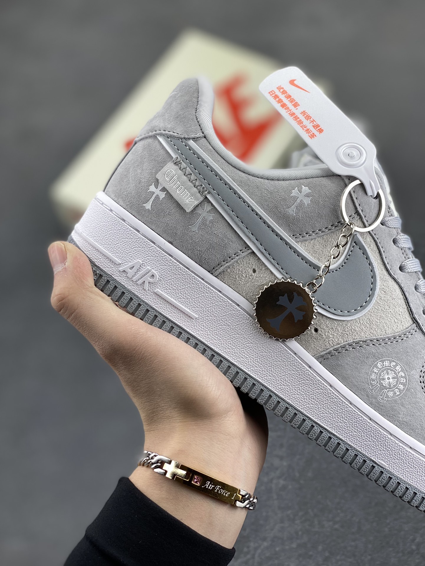 图片[6]-NIke Air Force 1 \’07 Low “克罗心联名——银灰猪八”空军一号 低帮 运动鞋 休闲鞋 折边针车 工艺难度大 原楦头原纸板 原装鞋盒 定制五金配件 内置全掌气垫 原厂鞋底 货号：FZ0188-032 尺码：36 36.5 37.5 38 38.5 39 40 40.5 41 42 42.5 43 44 44.5 45-选品中心