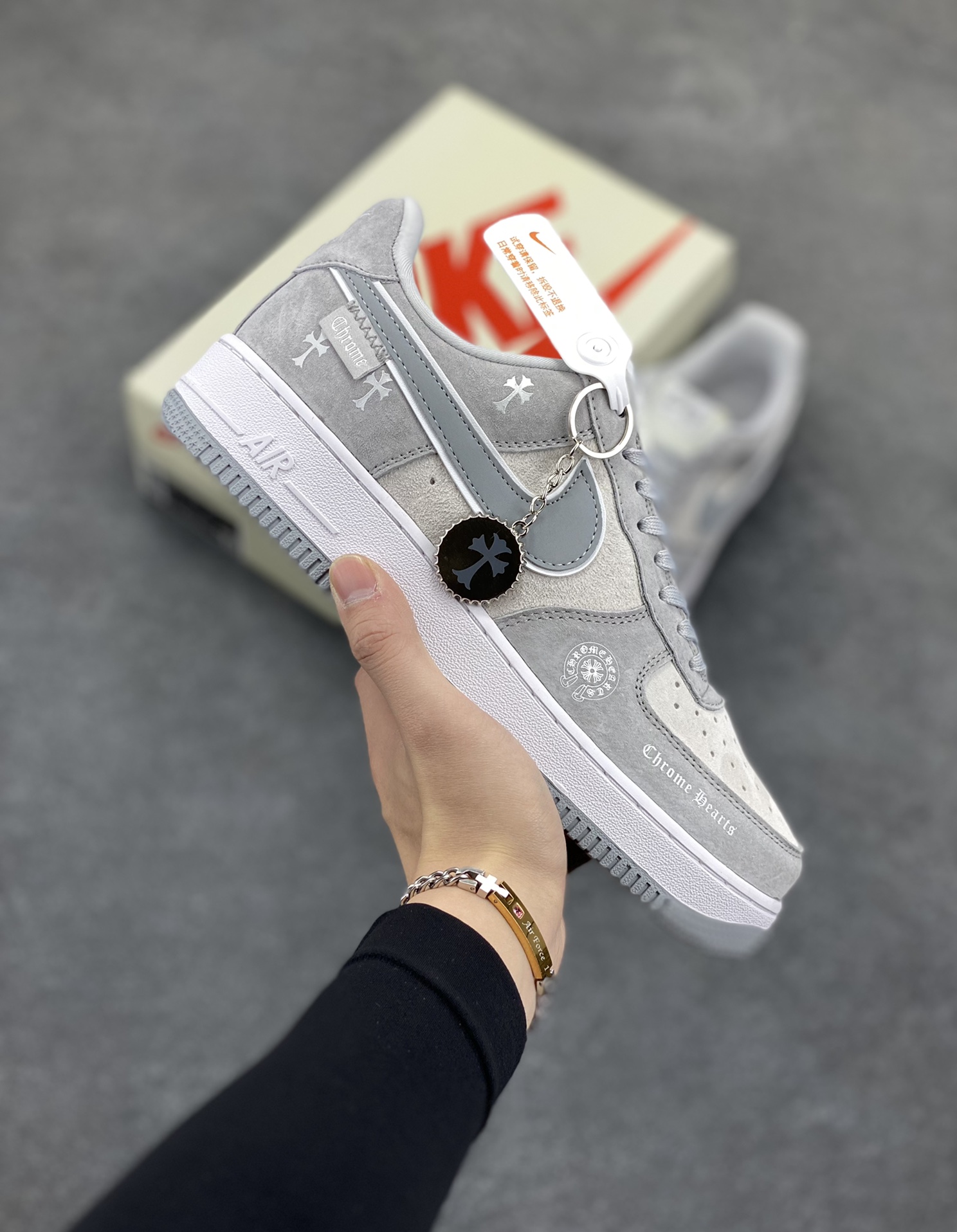 NIke Air Force 1 \’07 Low “克罗心联名——银灰猪八”空军一号 低帮 运动鞋 休闲鞋 折边针车 工艺难度大 原楦头原纸板 原装鞋盒 定制五金配件 内置全掌气垫 原厂鞋底 货号：FZ0188-032 尺码：36 36.5 37.5 38 38.5 39 40 40.5 41 42 42.5 43 44 44.5 45-选品中心