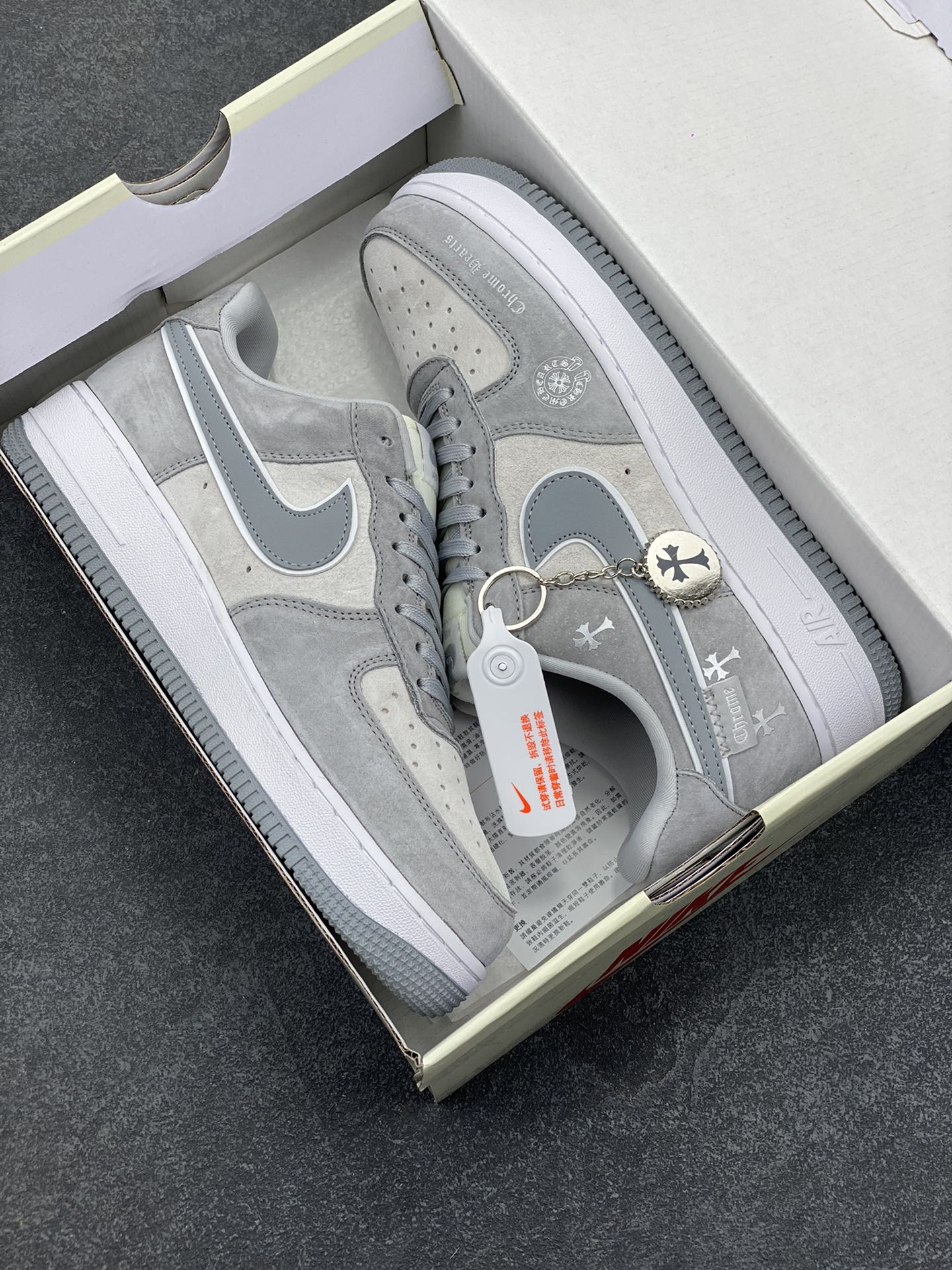 图片[9]-NIke Air Force 1 \’07 Low “克罗心联名——银灰猪八”空军一号 低帮 运动鞋 休闲鞋 折边针车 工艺难度大 原楦头原纸板 原装鞋盒 定制五金配件 内置全掌气垫 原厂鞋底 货号：FZ0188-032 尺码：36 36.5 37.5 38 38.5 39 40 40.5 41 42 42.5 43 44 44.5 45-选品中心