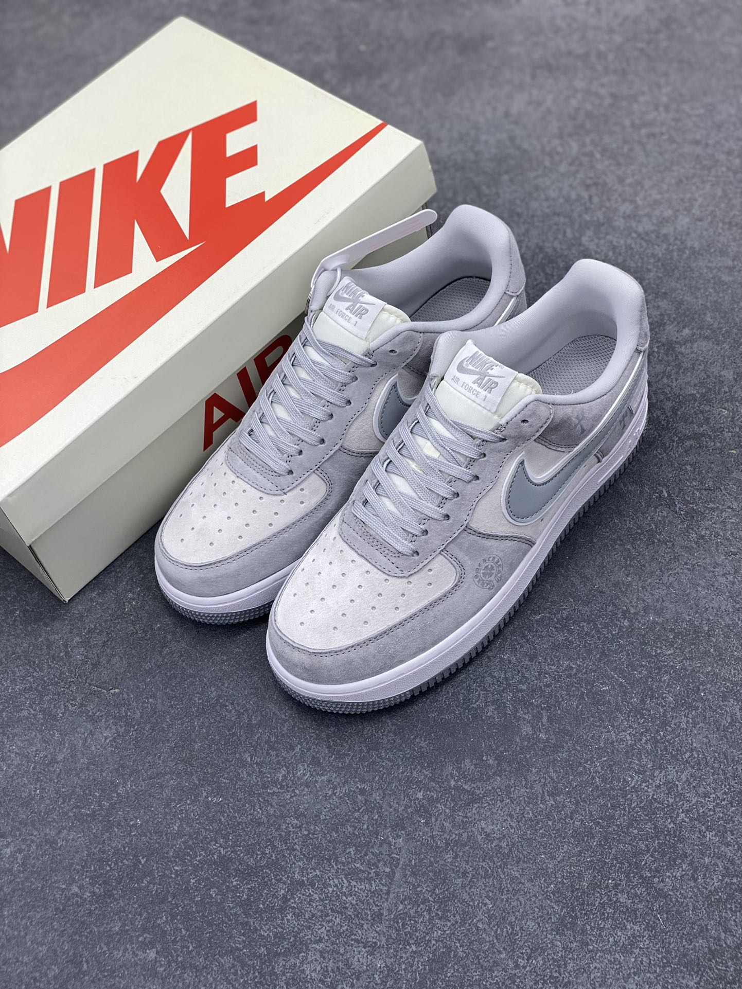 图片[8]-NIke Air Force 1 \’07 Low “克罗心联名——银灰猪八”空军一号 低帮 运动鞋 休闲鞋 折边针车 工艺难度大 原楦头原纸板 原装鞋盒 定制五金配件 内置全掌气垫 原厂鞋底 货号：FZ0188-032 尺码：36 36.5 37.5 38 38.5 39 40 40.5 41 42 42.5 43 44 44.5 45-选品中心