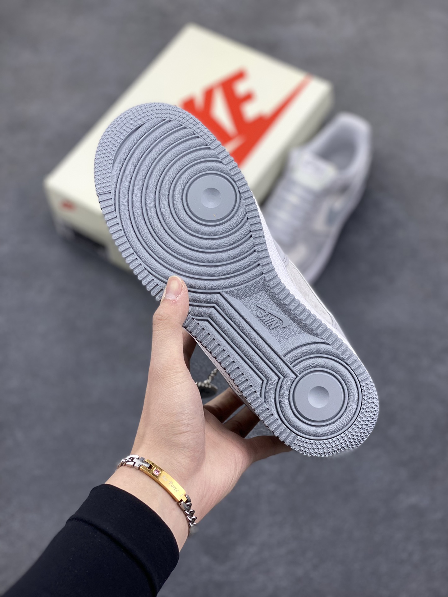 图片[5]-NIke Air Force 1 \’07 Low “克罗心联名——银灰猪八”空军一号 低帮 运动鞋 休闲鞋 折边针车 工艺难度大 原楦头原纸板 原装鞋盒 定制五金配件 内置全掌气垫 原厂鞋底 货号：FZ0188-032 尺码：36 36.5 37.5 38 38.5 39 40 40.5 41 42 42.5 43 44 44.5 45-选品中心