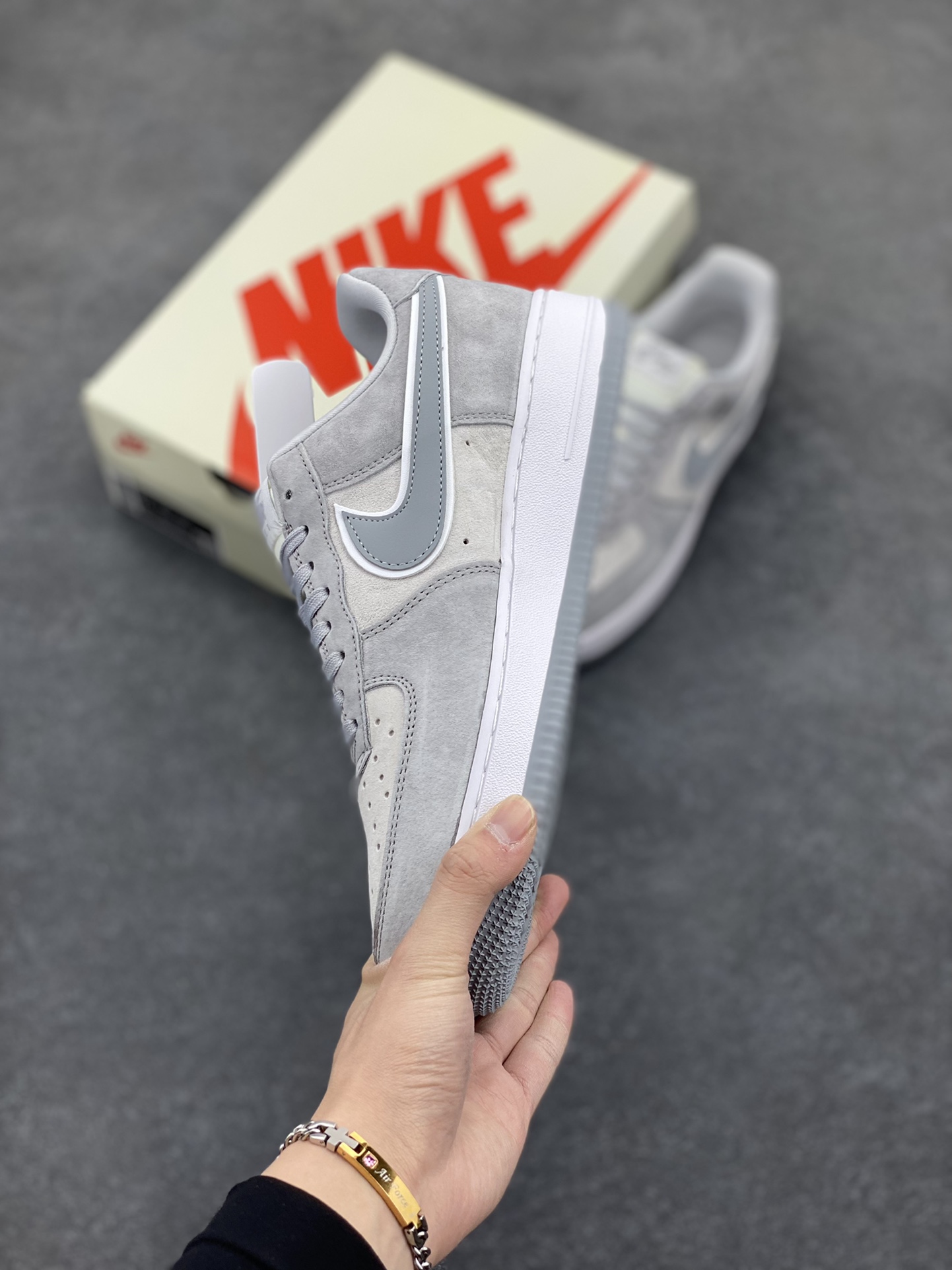 图片[3]-NIke Air Force 1 \’07 Low “克罗心联名——银灰猪八”空军一号 低帮 运动鞋 休闲鞋 折边针车 工艺难度大 原楦头原纸板 原装鞋盒 定制五金配件 内置全掌气垫 原厂鞋底 货号：FZ0188-032 尺码：36 36.5 37.5 38 38.5 39 40 40.5 41 42 42.5 43 44 44.5 45-选品中心