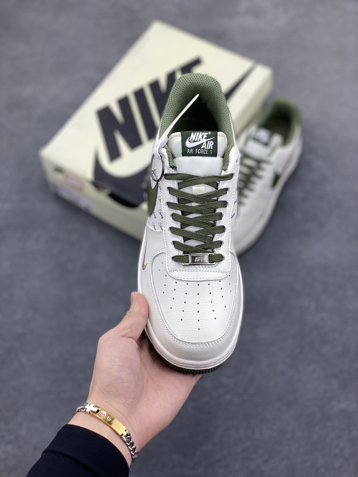 图片[2]-Nike Air Force 1 Low 空军一号低帮百搭休闲运动板鞋。柔软、弹性十足的缓震性能和出色的中底设计，横跨复古与现代的外型结合，造就出风靡全球三十多年的Force 1，直到今天还深受青睐。 货号：XZ3328-002 尺码：36 36.5 37.5 38 38.5 39 40 40.5 41 42 42.5 43 44 44.5 45-选品中心
