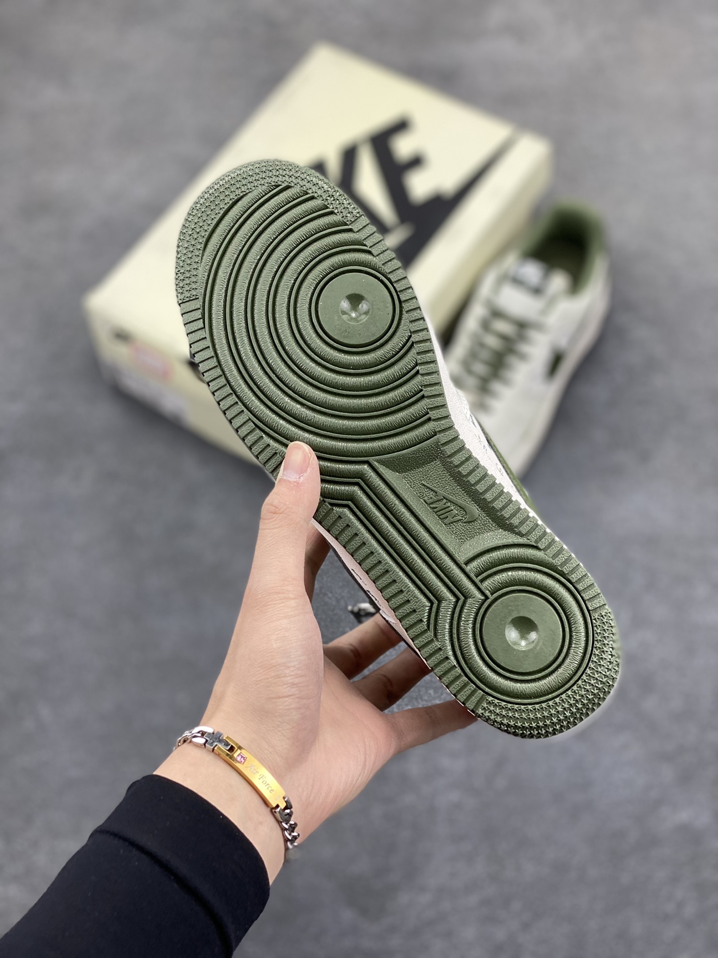 图片[5]-Nike Air Force 1 Low 空军一号低帮百搭休闲运动板鞋。柔软、弹性十足的缓震性能和出色的中底设计，横跨复古与现代的外型结合，造就出风靡全球三十多年的Force 1，直到今天还深受青睐。 货号：XZ3328-002 尺码：36 36.5 37.5 38 38.5 39 40 40.5 41 42 42.5 43 44 44.5 45-选品中心