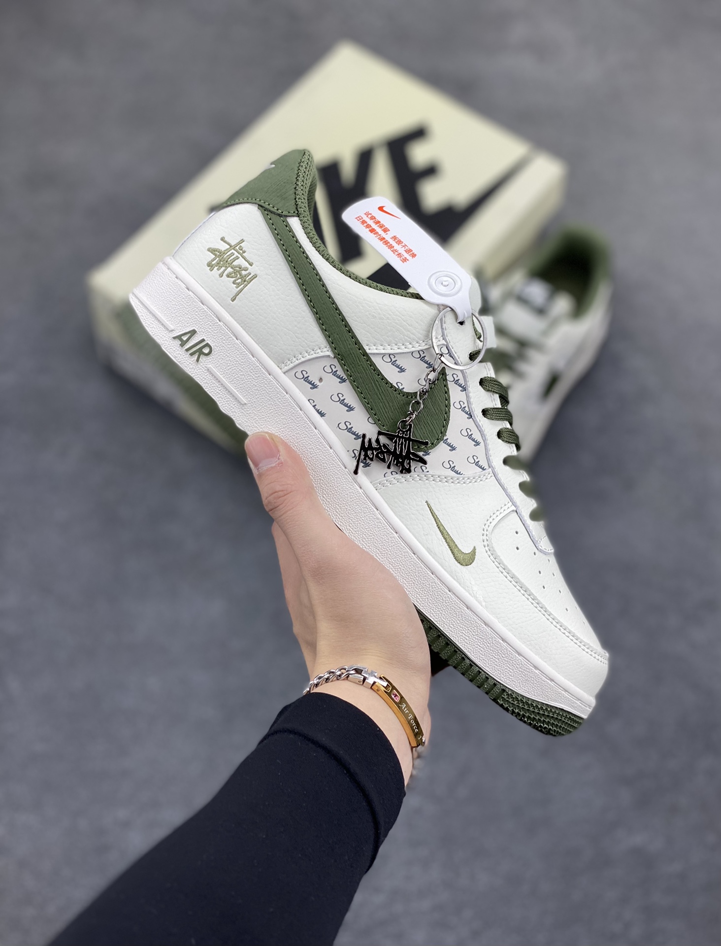 Nike Air Force 1 Low 空军一号低帮百搭休闲运动板鞋。柔软、弹性十足的缓震性能和出色的中底设计，横跨复古与现代的外型结合，造就出风靡全球三十多年的Force 1，直到今天还深受青睐。 货号：XZ3328-002 尺码：36 36.5 37.5 38 38.5 39 40 40.5 41 42 42.5 43 44 44.5 45-选品中心