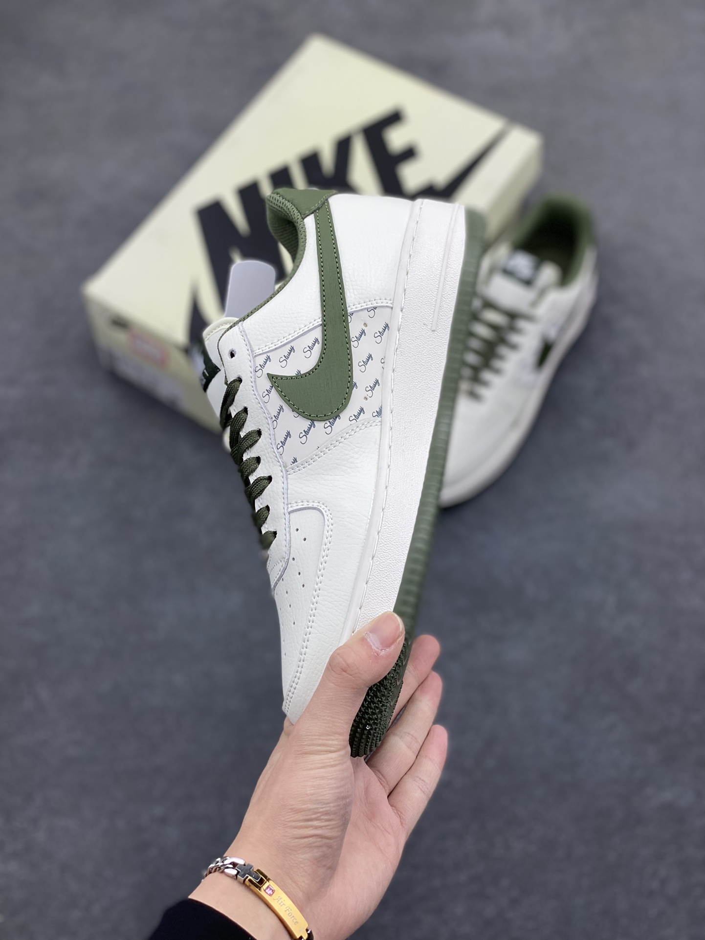 图片[3]-Nike Air Force 1 Low 空军一号低帮百搭休闲运动板鞋。柔软、弹性十足的缓震性能和出色的中底设计，横跨复古与现代的外型结合，造就出风靡全球三十多年的Force 1，直到今天还深受青睐。 货号：XZ3328-002 尺码：36 36.5 37.5 38 38.5 39 40 40.5 41 42 42.5 43 44 44.5 45-选品中心