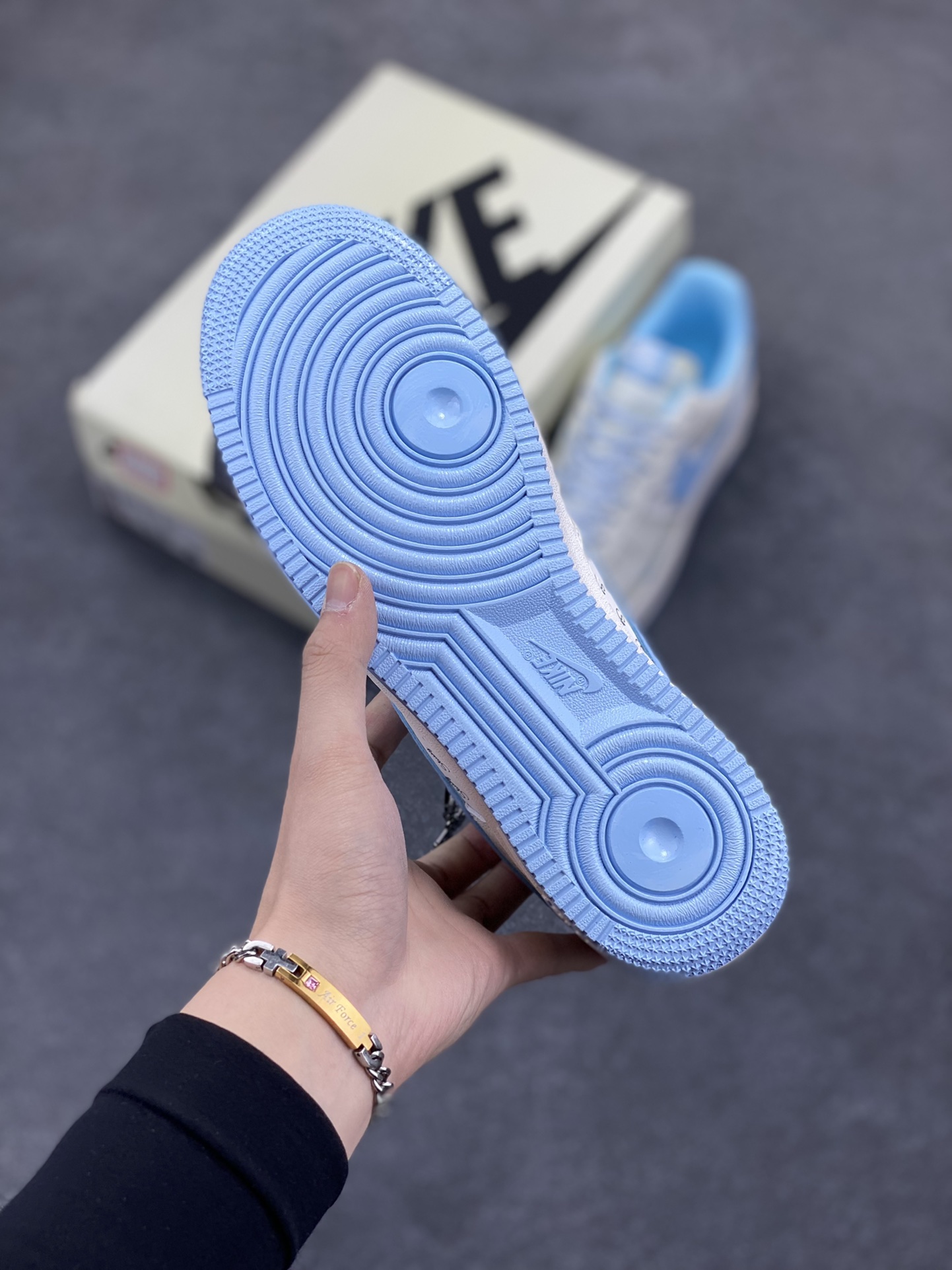 图片[5]-Nike Air Force 1 Low 空军一号低帮百搭休闲运动板鞋。柔软、弹性十足的缓震性能和出色的中底设计，横跨复古与现代的外型结合，造就出风靡全球三十多年的Force 1，直到今天还深受青睐。 货号：XZ3328-023 尺码：36 36.5 37.5 38 38.5 39 40 40.5 41 42 42.5 43 44 44.5 45-选品中心