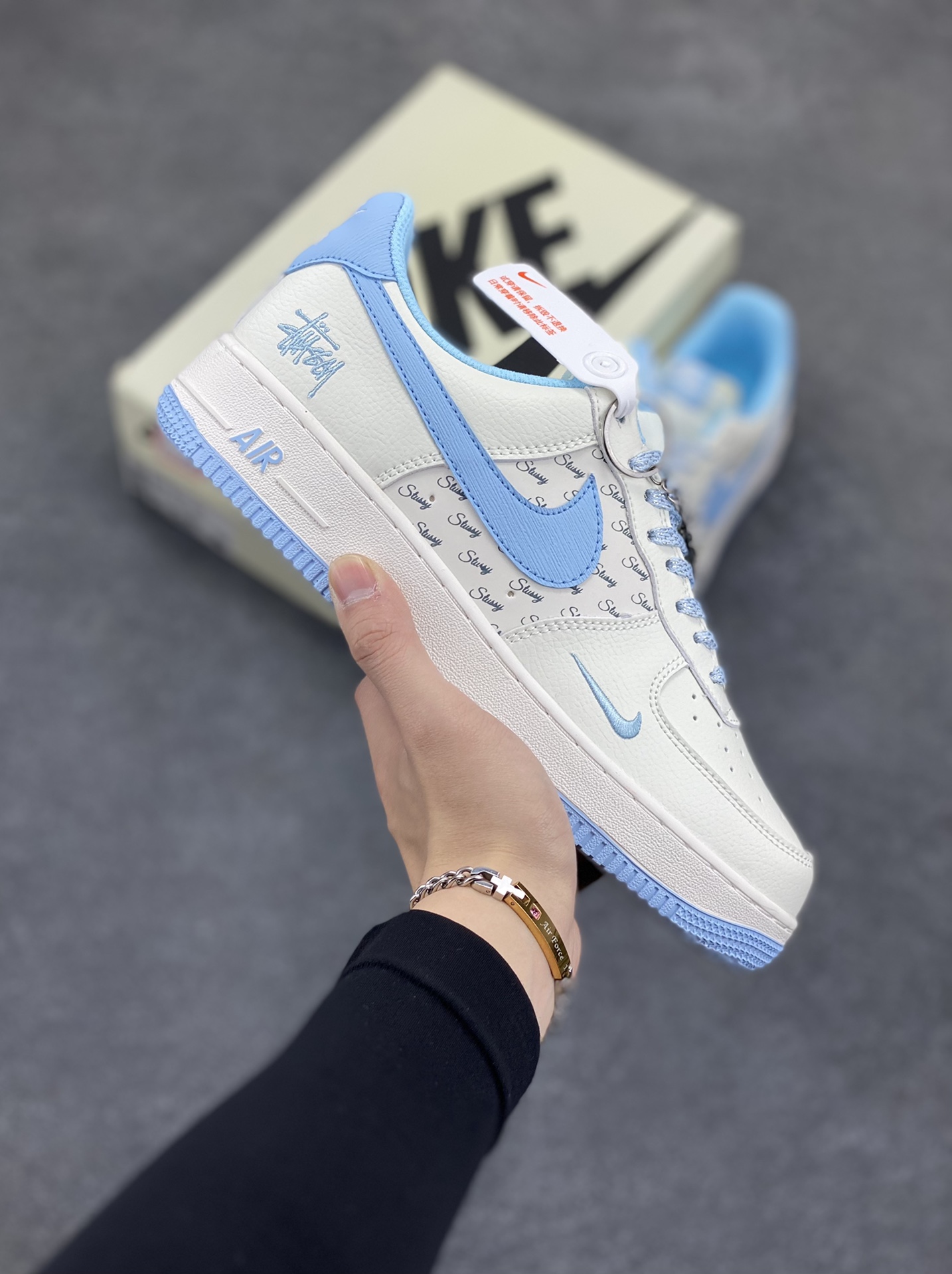 Nike Air Force 1 Low 空军一号低帮百搭休闲运动板鞋。柔软、弹性十足的缓震性能和出色的中底设计，横跨复古与现代的外型结合，造就出风靡全球三十多年的Force 1，直到今天还深受青睐。 货号：XZ3328-023 尺码：36 36.5 37.5 38 38.5 39 40 40.5 41 42 42.5 43 44 44.5 45-选品中心