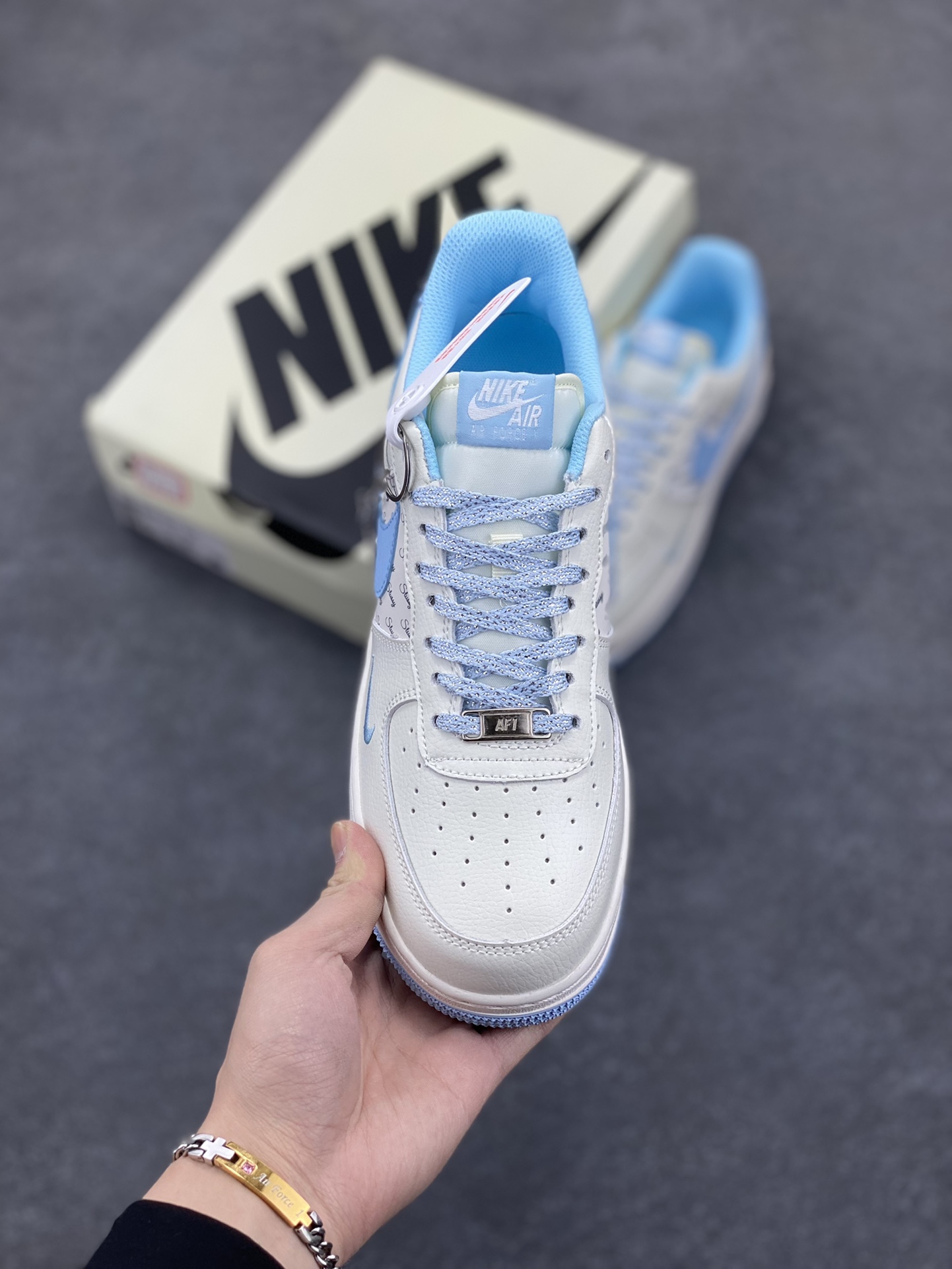 图片[2]-Nike Air Force 1 Low 空军一号低帮百搭休闲运动板鞋。柔软、弹性十足的缓震性能和出色的中底设计，横跨复古与现代的外型结合，造就出风靡全球三十多年的Force 1，直到今天还深受青睐。 货号：XZ3328-023 尺码：36 36.5 37.5 38 38.5 39 40 40.5 41 42 42.5 43 44 44.5 45-选品中心