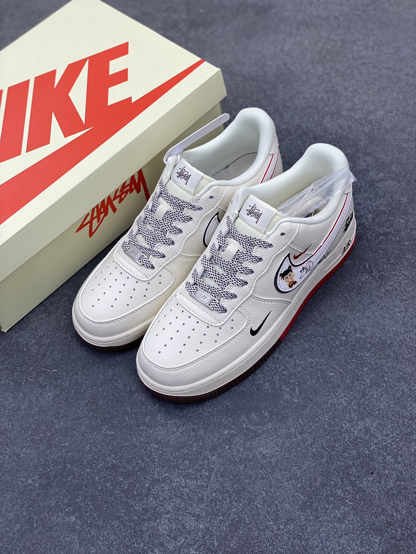 图片[8]-NIke Air Force 1 \’07 Low 哪吒“斯图西联名——米白黑红双拼”空军一号 低帮 运动鞋 休闲鞋 折边针车 工艺难度大 原楦头原纸板 原装鞋盒 定制五金配件 内置全掌气垫 原厂鞋底 货号：HD2258-609 尺码：36 36.5 37.5 38 38.5 39 40 40.5 41 42 42.5 43 44 44.5 45-选品中心