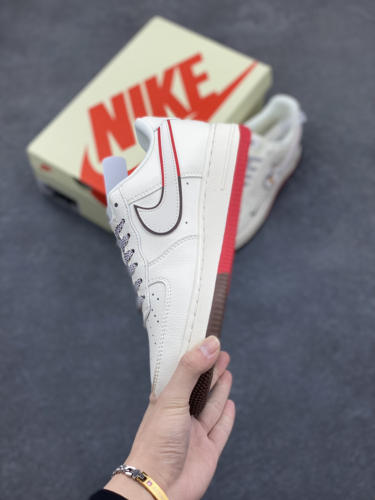 图片[3]-NIke Air Force 1 \’07 Low 哪吒“斯图西联名——米白黑红双拼”空军一号 低帮 运动鞋 休闲鞋 折边针车 工艺难度大 原楦头原纸板 原装鞋盒 定制五金配件 内置全掌气垫 原厂鞋底 货号：HD2258-609 尺码：36 36.5 37.5 38 38.5 39 40 40.5 41 42 42.5 43 44 44.5 45-选品中心