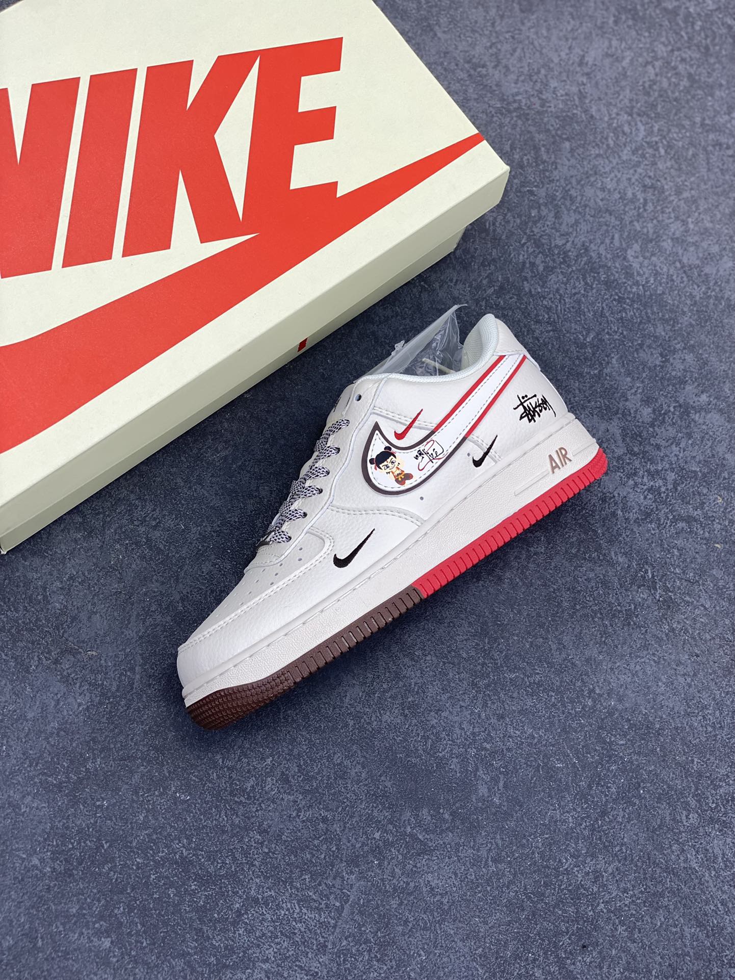 图片[7]-NIke Air Force 1 \’07 Low 哪吒“斯图西联名——米白黑红双拼”空军一号 低帮 运动鞋 休闲鞋 折边针车 工艺难度大 原楦头原纸板 原装鞋盒 定制五金配件 内置全掌气垫 原厂鞋底 货号：HD2258-609 尺码：36 36.5 37.5 38 38.5 39 40 40.5 41 42 42.5 43 44 44.5 45-选品中心