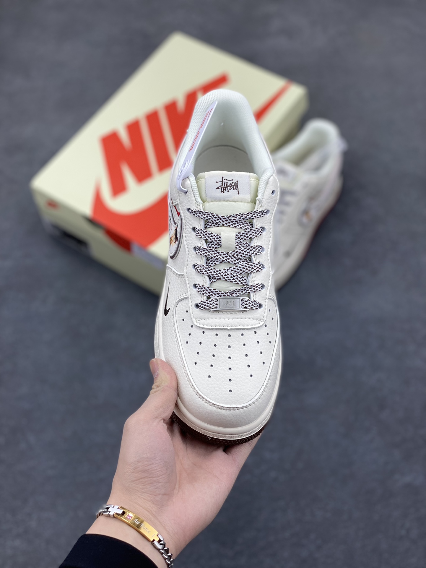 图片[2]-NIke Air Force 1 \’07 Low 哪吒“斯图西联名——米白黑红双拼”空军一号 低帮 运动鞋 休闲鞋 折边针车 工艺难度大 原楦头原纸板 原装鞋盒 定制五金配件 内置全掌气垫 原厂鞋底 货号：HD2258-609 尺码：36 36.5 37.5 38 38.5 39 40 40.5 41 42 42.5 43 44 44.5 45-选品中心