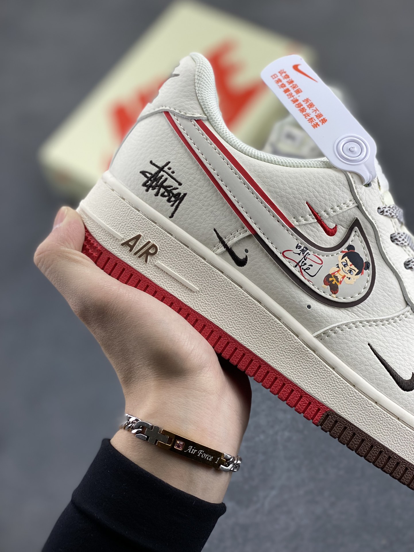 图片[6]-NIke Air Force 1 \’07 Low 哪吒“斯图西联名——米白黑红双拼”空军一号 低帮 运动鞋 休闲鞋 折边针车 工艺难度大 原楦头原纸板 原装鞋盒 定制五金配件 内置全掌气垫 原厂鞋底 货号：HD2258-609 尺码：36 36.5 37.5 38 38.5 39 40 40.5 41 42 42.5 43 44 44.5 45-选品中心