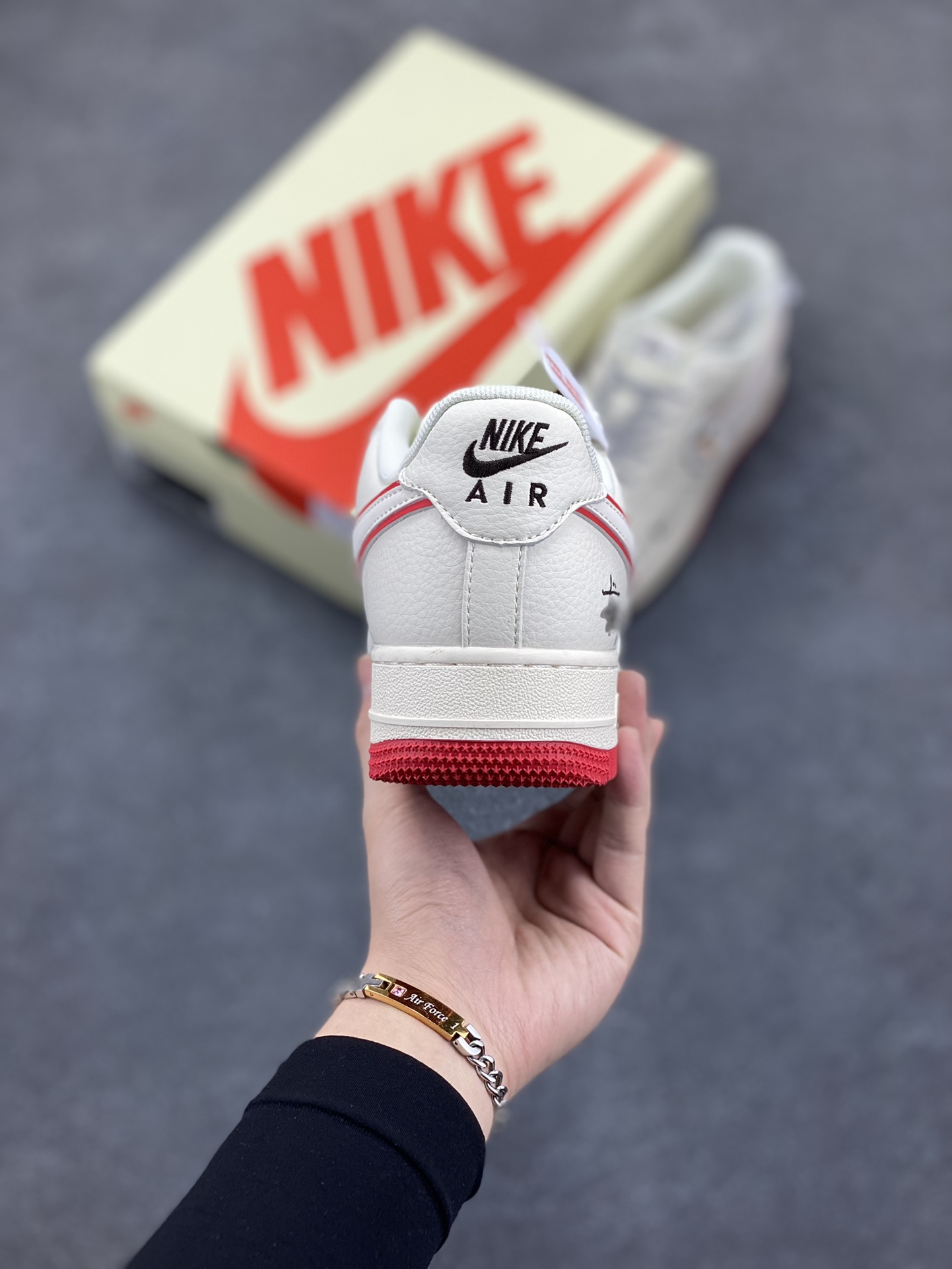 图片[4]-NIke Air Force 1 \’07 Low 哪吒“斯图西联名——米白黑红双拼”空军一号 低帮 运动鞋 休闲鞋 折边针车 工艺难度大 原楦头原纸板 原装鞋盒 定制五金配件 内置全掌气垫 原厂鞋底 货号：HD2258-609 尺码：36 36.5 37.5 38 38.5 39 40 40.5 41 42 42.5 43 44 44.5 45-选品中心