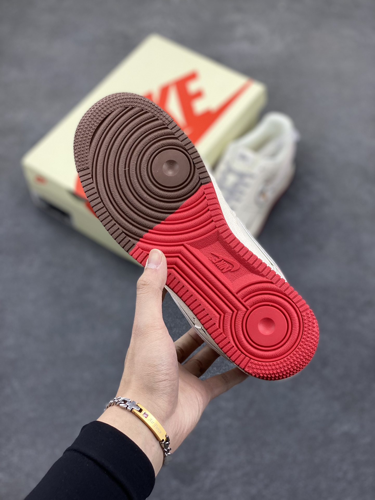 图片[5]-NIke Air Force 1 \’07 Low 哪吒“斯图西联名——米白黑红双拼”空军一号 低帮 运动鞋 休闲鞋 折边针车 工艺难度大 原楦头原纸板 原装鞋盒 定制五金配件 内置全掌气垫 原厂鞋底 货号：HD2258-609 尺码：36 36.5 37.5 38 38.5 39 40 40.5 41 42 42.5 43 44 44.5 45-选品中心