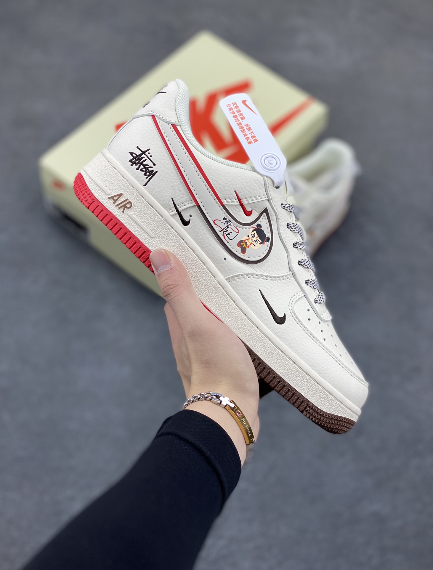 NIke Air Force 1 \’07 Low 哪吒“斯图西联名——米白黑红双拼”空军一号 低帮 运动鞋 休闲鞋 折边针车 工艺难度大 原楦头原纸板 原装鞋盒 定制五金配件 内置全掌气垫 原厂鞋底 货号:HD2258-609 尺码:36 36.5 37.5 38 38.5 39 40 40.5 41 42 42.5 43 44 44.5 45-选品中心