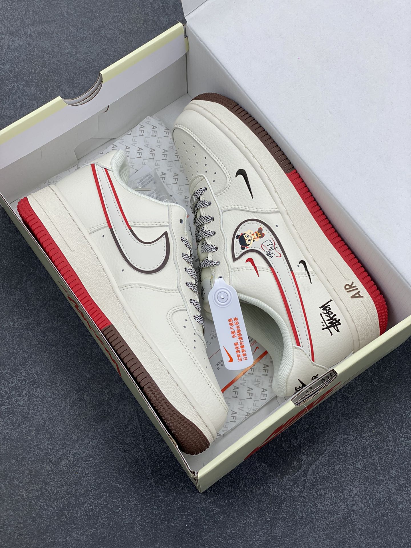 图片[9]-NIke Air Force 1 \’07 Low 哪吒“斯图西联名——米白黑红双拼”空军一号 低帮 运动鞋 休闲鞋 折边针车 工艺难度大 原楦头原纸板 原装鞋盒 定制五金配件 内置全掌气垫 原厂鞋底 货号：HD2258-609 尺码：36 36.5 37.5 38 38.5 39 40 40.5 41 42 42.5 43 44 44.5 45-选品中心