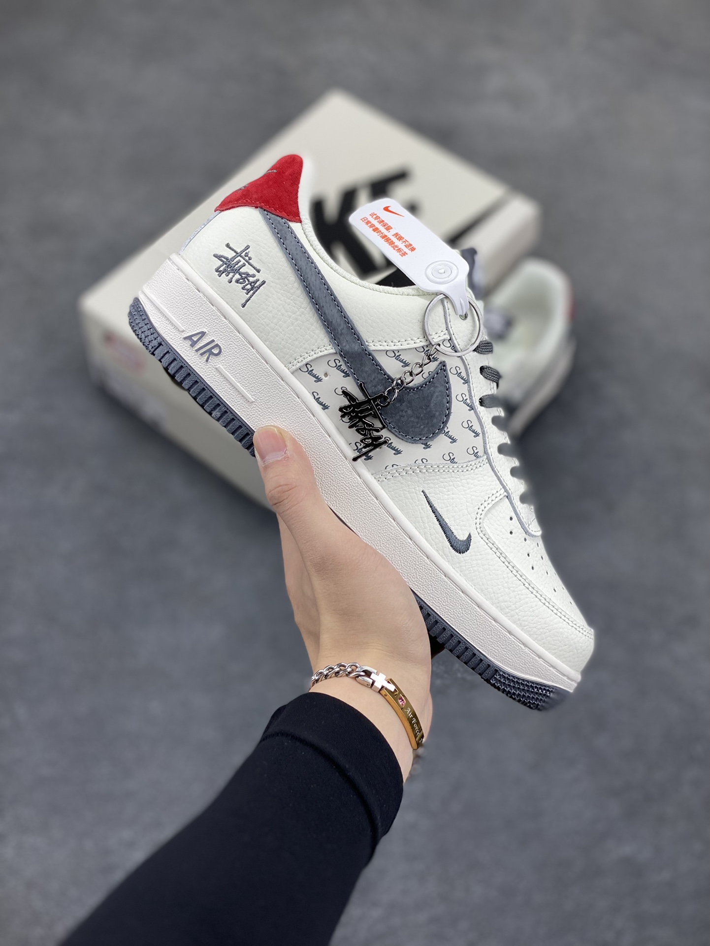 Nike Air Force 1 Low 空军一号低帮百搭休闲运动板鞋。柔软、弹性十足的缓震性能和出色的中底设计,横跨复古与现代的外型结合,造就出风靡全球三十多年的Force 1,直到今天还深受青睐。 货号:XZ3318-567 尺码:36 36.5 37.5 38 38.5 39 40 40.5 41 42 42.5 43 44 44.5 45-选品中心