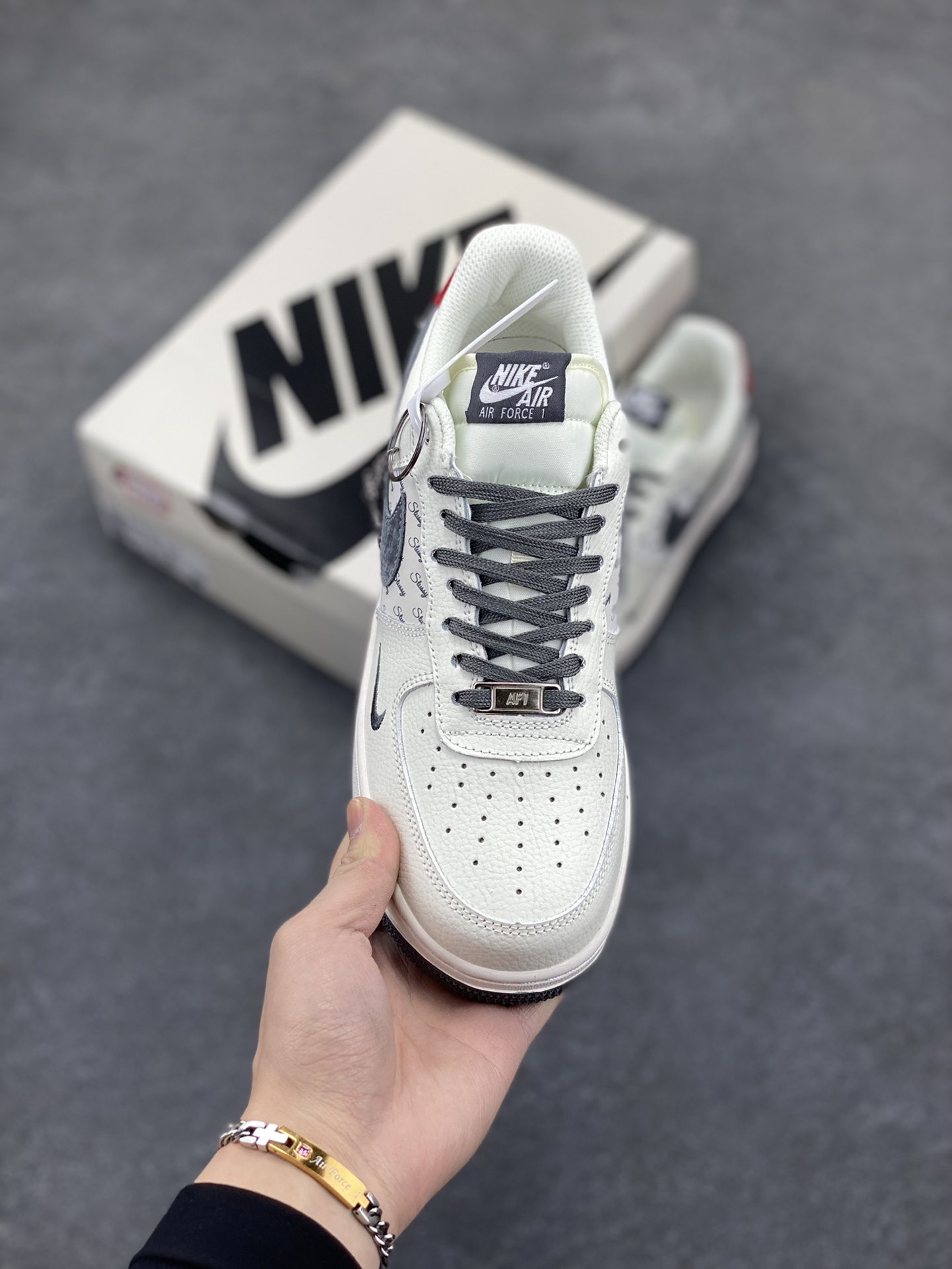 图片[2]-Nike Air Force 1 Low 空军一号低帮百搭休闲运动板鞋。柔软、弹性十足的缓震性能和出色的中底设计，横跨复古与现代的外型结合，造就出风靡全球三十多年的Force 1，直到今天还深受青睐。 货号：XZ3318-567 尺码：36 36.5 37.5 38 38.5 39 40 40.5 41 42 42.5 43 44 44.5 45-选品中心