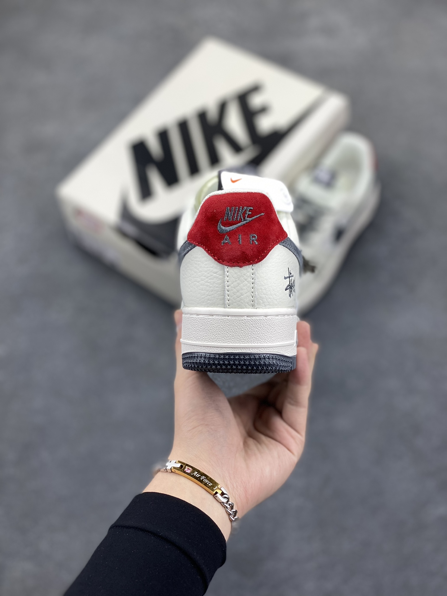 图片[4]-Nike Air Force 1 Low 空军一号低帮百搭休闲运动板鞋。柔软、弹性十足的缓震性能和出色的中底设计，横跨复古与现代的外型结合，造就出风靡全球三十多年的Force 1，直到今天还深受青睐。 货号：XZ3318-567 尺码：36 36.5 37.5 38 38.5 39 40 40.5 41 42 42.5 43 44 44.5 45-选品中心