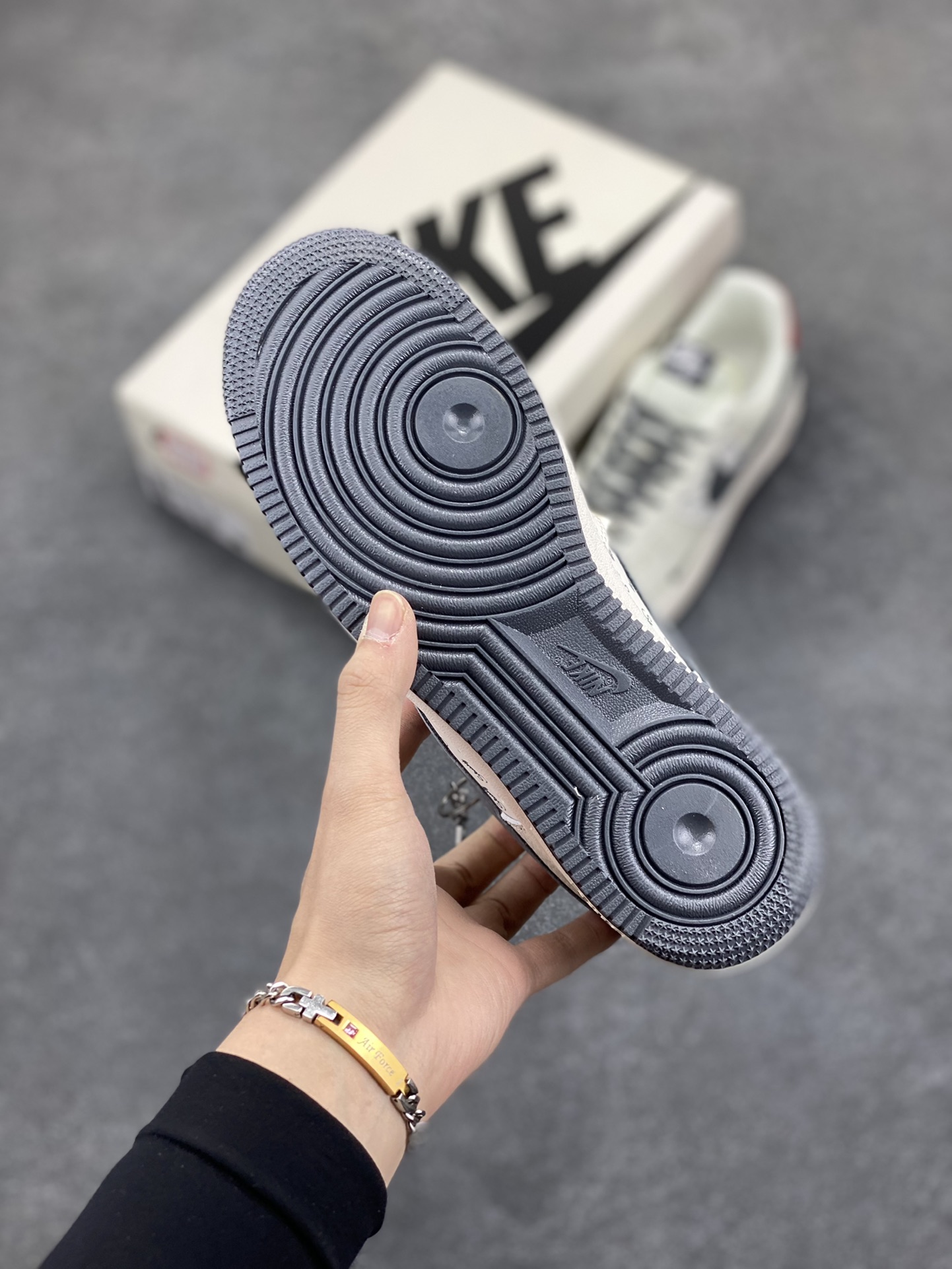 图片[5]-Nike Air Force 1 Low 空军一号低帮百搭休闲运动板鞋。柔软、弹性十足的缓震性能和出色的中底设计，横跨复古与现代的外型结合，造就出风靡全球三十多年的Force 1，直到今天还深受青睐。 货号：XZ3318-567 尺码：36 36.5 37.5 38 38.5 39 40 40.5 41 42 42.5 43 44 44.5 45-选品中心