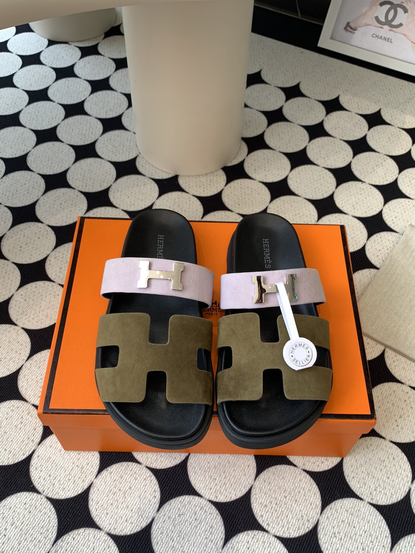 NO:233084,Men's 10ΗERMES Hermes Spring and Summer New Couple Model Full-Mixed Breed Sheepskin Buy the original version of the counter. Genuine product one-to-one development. All details. Materials. All the same as what you bought in the counter. Welcome to compare details. Number of codes: 35-45 (44.45 custom made without return or exchange), slippers, hermes, slippers, sheepskin19860909男10ΗERMES 爱马仕春夏新款 情侣款 全混种羊皮 专柜购买原版 正品一比一开发 所有细节 材料 全部跟你在专柜买到的都一样 欢迎细节对比 码数:35-45（44.45订做不退不换）,拖鞋,hermes,slippers,sheepskin,Women's Shoes