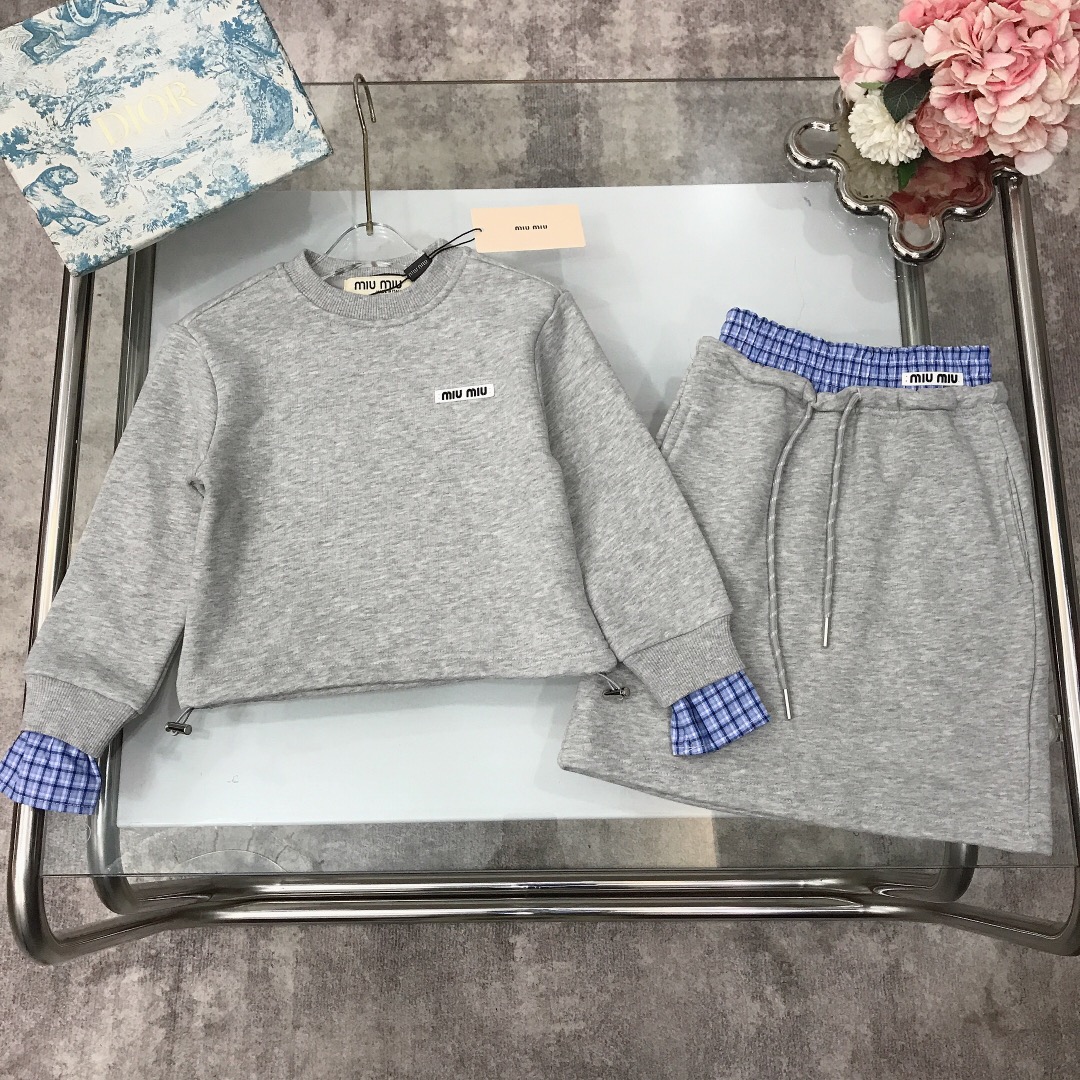 NO:210888,[Spot delivery] MIUMIU Girls' Set Two-piece Set [Pull-out Small Sweater Skirt] Soft and delicate thin sweatshirt cotton material~ Solid color splicing blue plaid texture full of high-end feeling, matched with small card embroidery on the chest LOGO, the upper body is very handsome, soft and comfortable, simple and fashionable, craftsmanship superimposed, visible high quality, super versatile style~ size size--120-130-140-150 [CM] Counter packaging 70, clothes, miumiu, hoodie, sweatshirts, skirts,19860909【现货发】   MIUMIU 女童套装两件套【套头小卫衣半裙】柔软细腻薄款卫衣棉材质打造～纯色系拼接蓝色格子纹高级感十足 搭配胸前小卡牌刺绣LOGO上身效果帅气十足 柔软舒适 简约时尚 工艺叠加 看得见的高品质 超级百搭款～ size尺码--120-130-140-150【CM】 专柜包装70,衣服,miumiu,hoodie,sweatshirts,skirts,,Children's