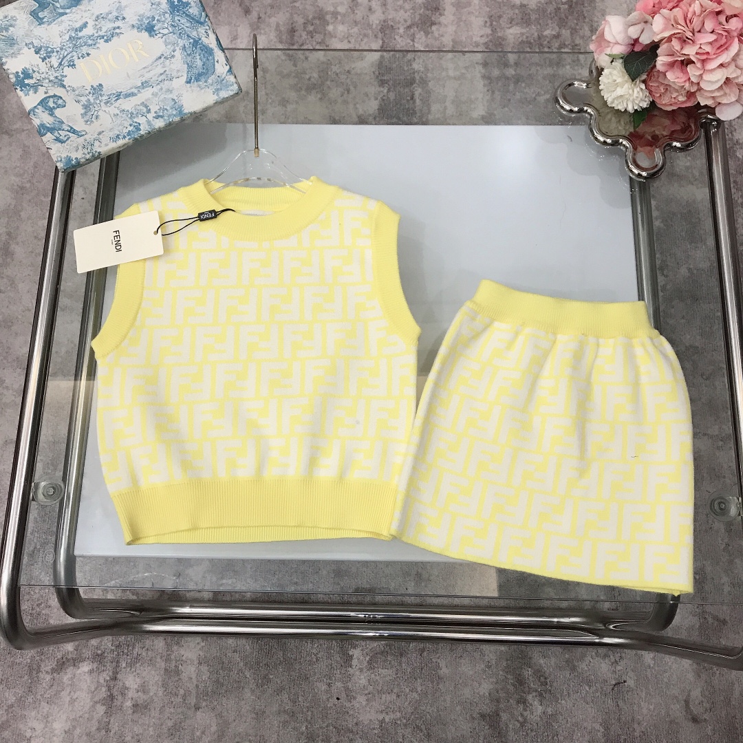 NO:210893,[Spot delivery] FDND* Girls' suit two-piece set [sweater, small vest, knitted sweater skirt] soft and delicate knitted sweater material ~ solid color system high-end feel full of high-end matching with full print LOGO upper body effect exquisite and fashionable soft and comfortable simple and fashionable craftsmanship superimposed visible high quality Super versatile style ~ Color pink light yellow size size--120-130-140-150 [CM] Counter packaging 70, clothes, skirts, sweaters,19860909【现货发】  FDND* 女童套装两件套【毛衣小马甲针织毛衣半裙】柔软细腻针织毛衣材质打造～纯色系高级感十足搭配全面满印LOGO上身效果精致时尚 柔软舒适 简约时尚 工艺叠加 看得见的高品质 超级百搭款～ 颜色粉色 淡黄色 size尺码--120-130-140-150【CM】 专柜包装70,衣服,skirts,sweaters,,Children's