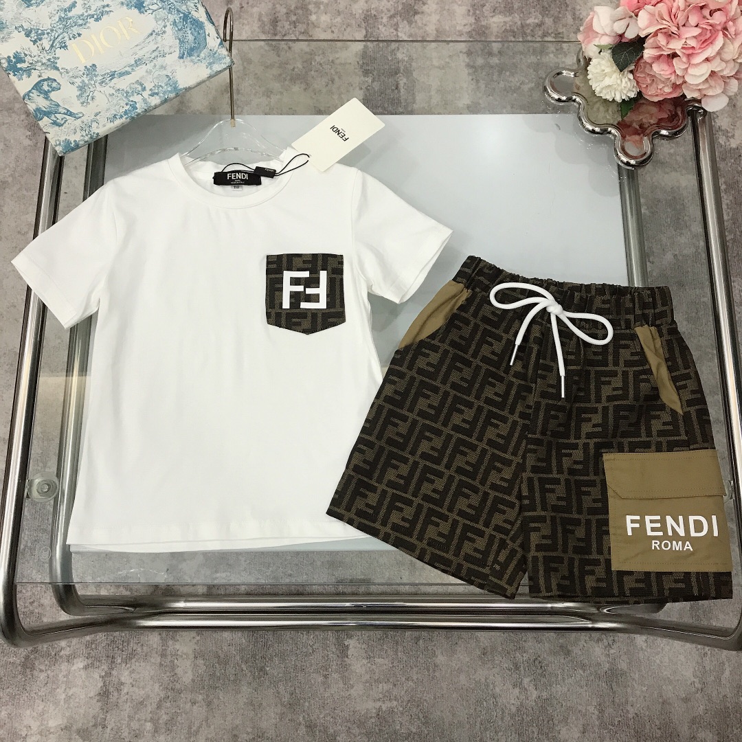 NO:210849,【Spot delivery】 FEND* Set Chest Pocket Short Sleeve Presbyterian Denim Jacquard Shorts Definitely Decorated Cotton Double Yarn Precision Cotton ~ 180G GT Heavy Pure Cotton Fabric Three-dimensional offset letter logo with Presbyterian Denim Shorts with Large Pocket Design Selected High-end Custom Cotton Fabric Soft and Comfort Simple and Fashion Craftsmanship Super visible High-quality Super stylish and beautiful Color White Apricot Size--130-140-150-160 Height 105-155【CM】 Full Package 10, Clothes, fendi, shorts, T-shirt,19860909【现货发】   FEND* 套装 胸前口袋短袖老花牛仔提花短裤 定织定染全棉双纱精密棉～180G克重纯棉面料 立体胶印字母logo搭配老花全面牛仔短裤搭配大口袋设计 甄选高级定制棉面料打造 柔软舒适 简约时尚 工艺叠加 看得见的高品质 超级有型又好看 颜色白色 杏色 size--130-140-150-160 身高105-155【CM】 全套包装10,衣服,fendi,shorts,T-shirt,,Children's