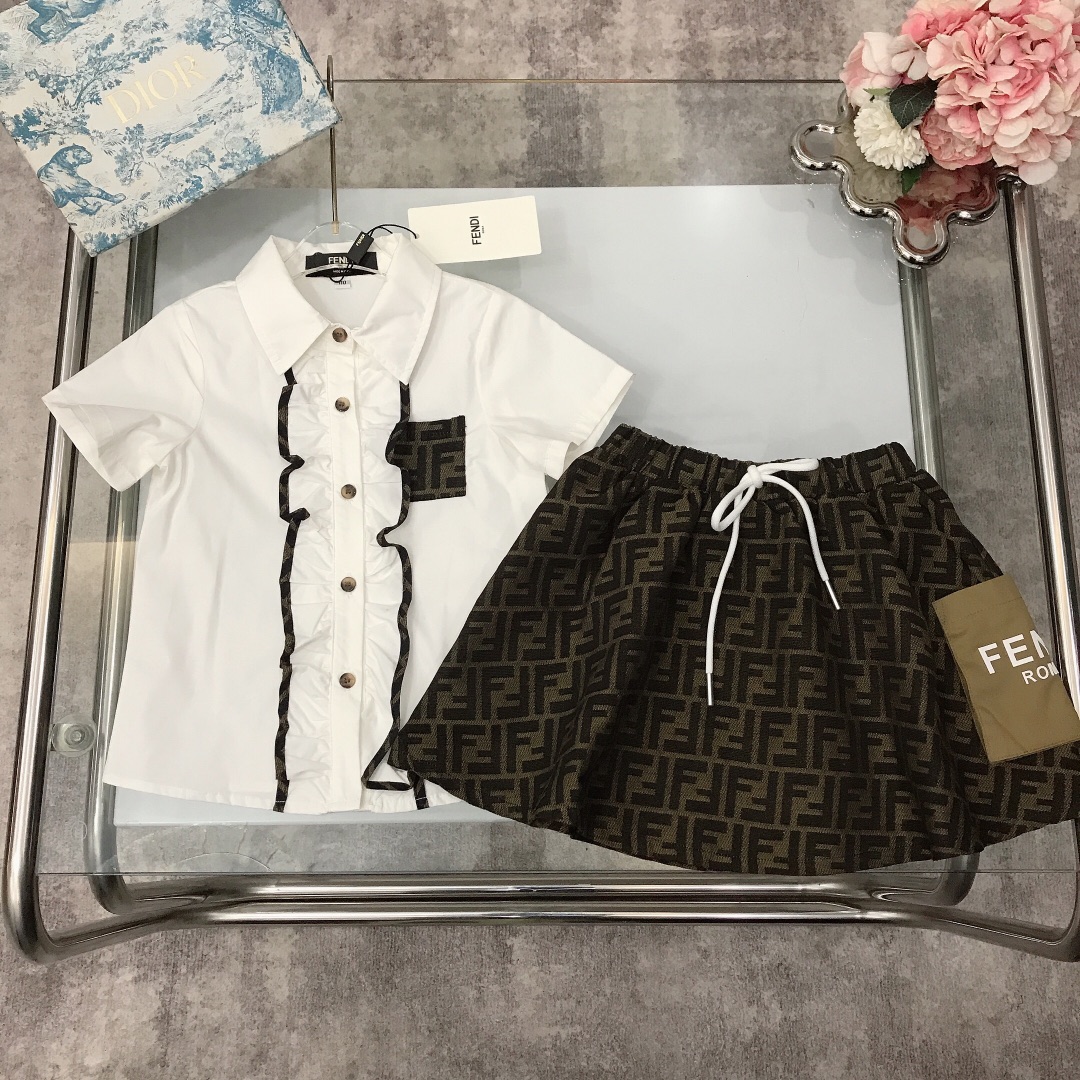 NO:210857,[Spot shipment] FEND* Limited series Skirts Lapel small shirt on the chest denim logo pocket design with lotus edge-wrapped denim jacquard shorts with side pocket design Soft texture, soft and comfortable, skin-friendly and not tied, excellent upper body effect, a must-have artifact for princess~ size size--130-140-150-160 Wear height 105-155 [CM] Counter packaging 70, clothes, fendi, skirts, shorts, shirts,19860909【现货发】   FEND* 限定系列 套裙 翻领小衬衫胸前牛仔老花logo口袋设计搭配荷花边包边牛仔提花短裤搭配侧边大口袋设计 面料柔软质地 柔顺舒适 亲肤不扎 上身效果极好 公主的必备神器～  size尺码--130-140-150-160 穿身高105-155【CM】 专柜包装70,衣服,fendi,skirts,shorts,shirts,,Children's